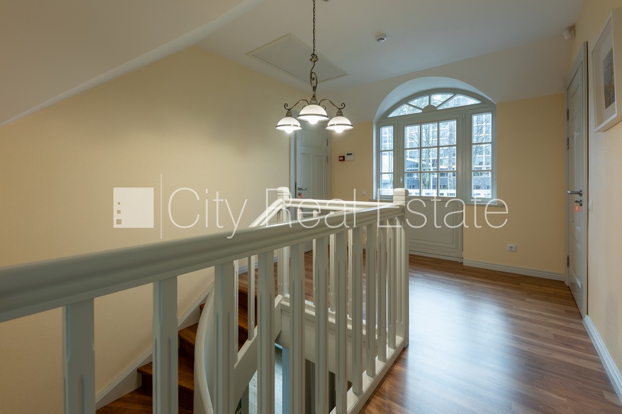 Sludinājumi. Privātmāja, labiekārtots apzaļumots pagalms, iežogota teritorija, slēgta teritorija, bezmaksas Cena: 2800 EUR/mēn Foto #24