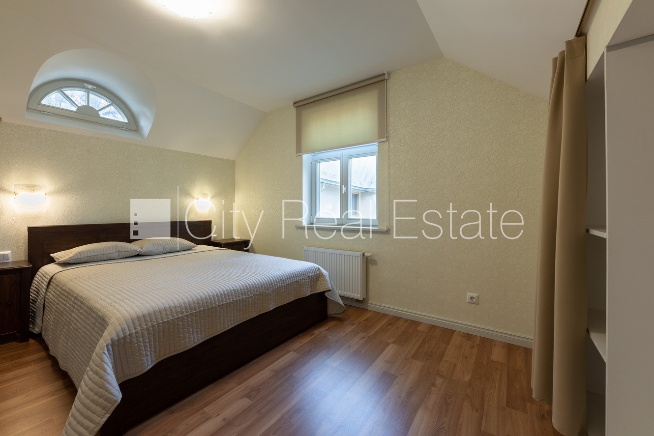 Sludinājumi. Privātmāja, labiekārtots apzaļumots pagalms, iežogota teritorija, slēgta teritorija, bezmaksas Cena: 2800 EUR/mēn Foto #10