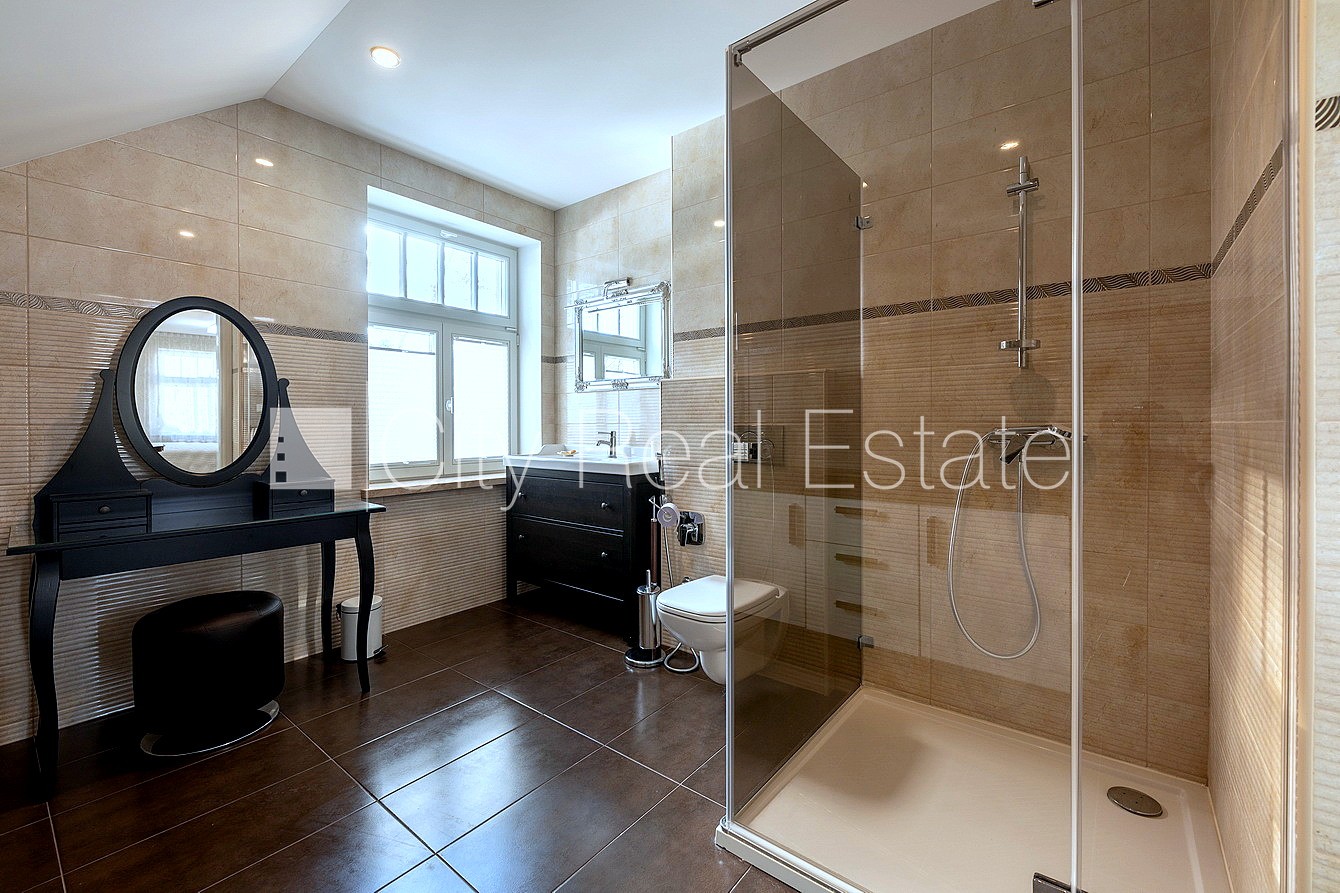 Sludinājumi. Privātmāja, labiekārtots apzaļumots pagalms, iežogota teritorija, slēgta teritorija, bezmaksas Cena: 2800 EUR/mēn Foto #11