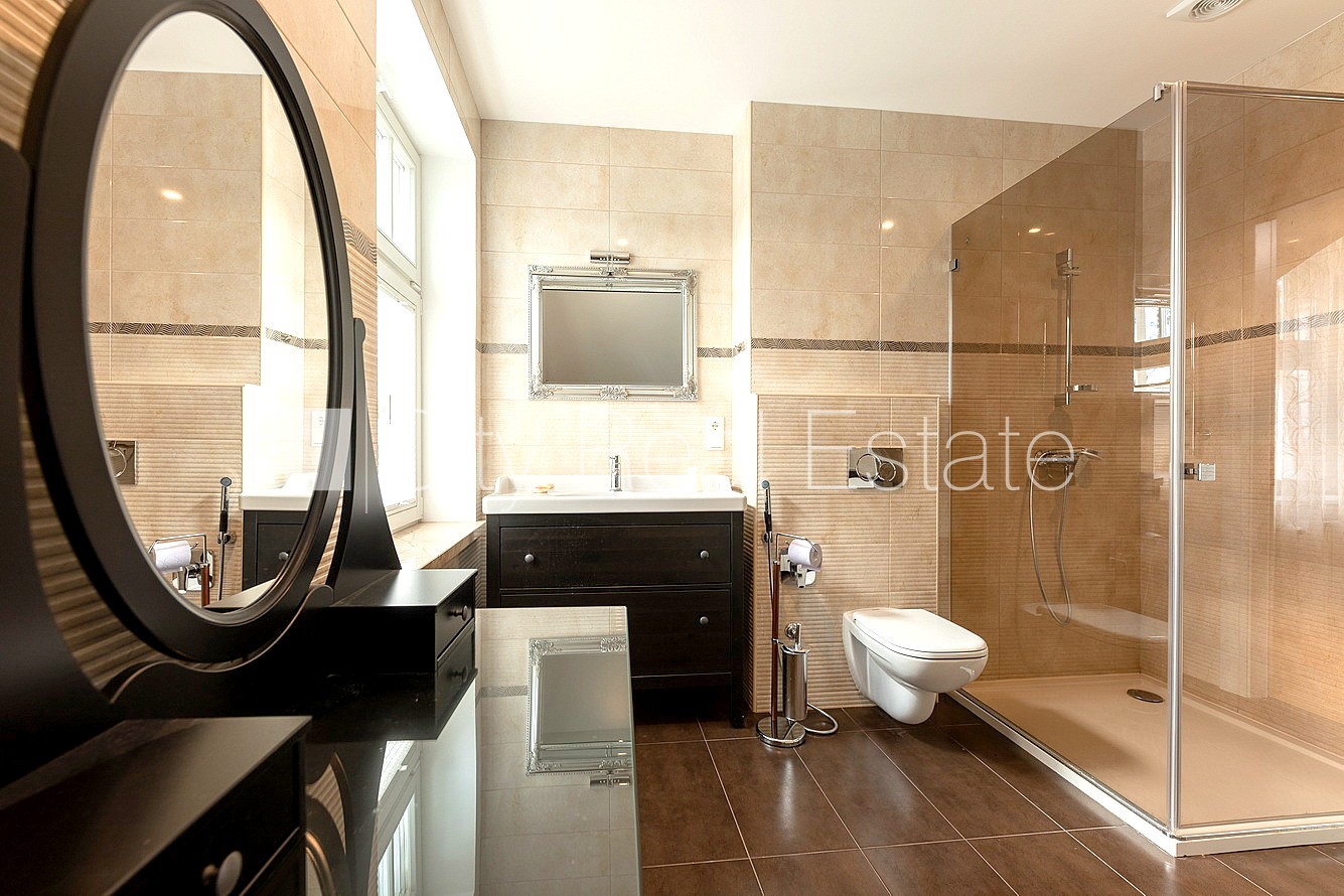 Sludinājumi. Privātmāja, labiekārtots apzaļumots pagalms, iežogota teritorija, slēgta teritorija, bezmaksas Cena: 2800 EUR/mēn Foto #12