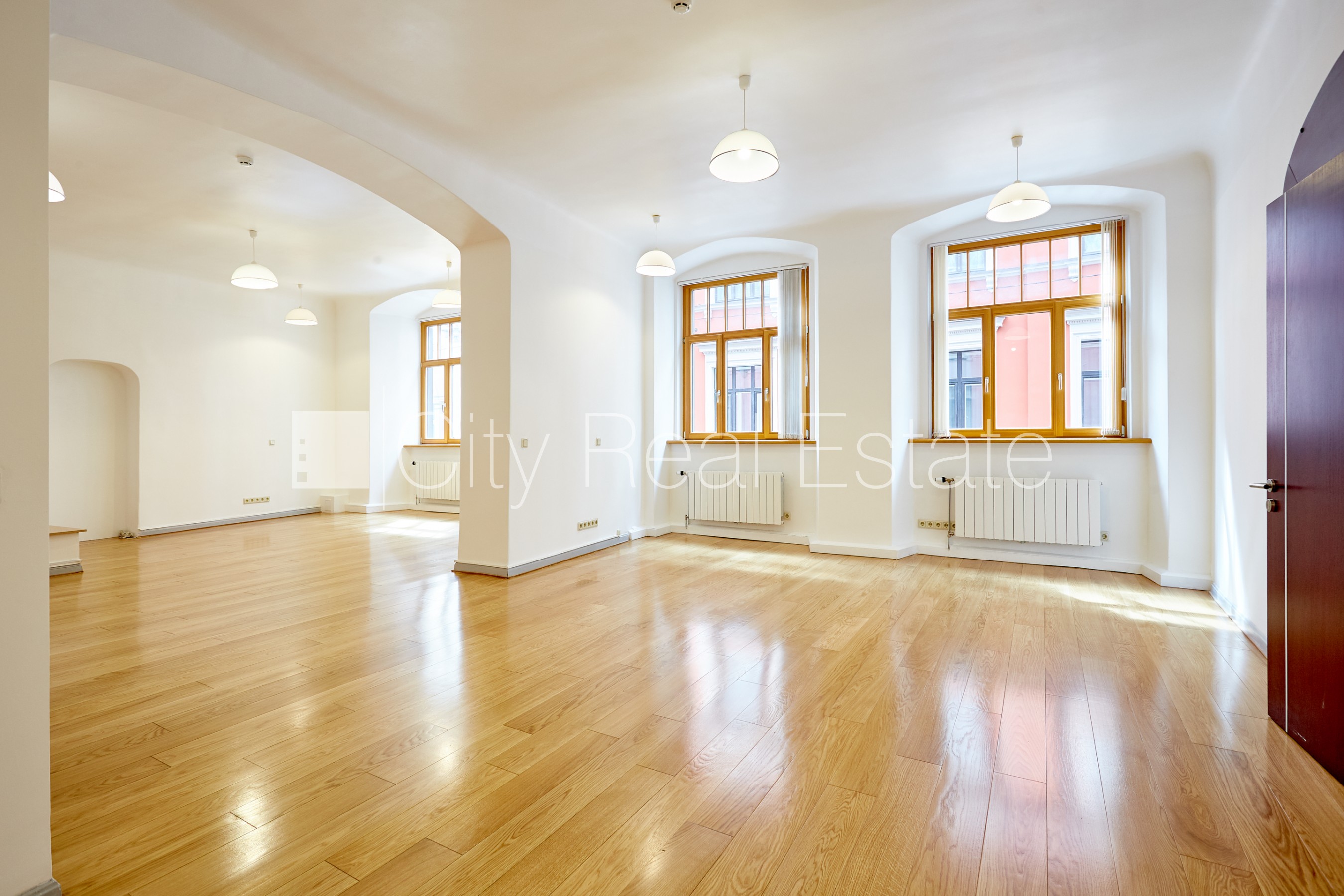 Sludinājumi. Fasādes māja, renovēta māja, labiekārtota apzaļumota teritorija, bruģēts piebraucamais ceļš, kāpņu Cena: 688 EUR/mēn Foto #1