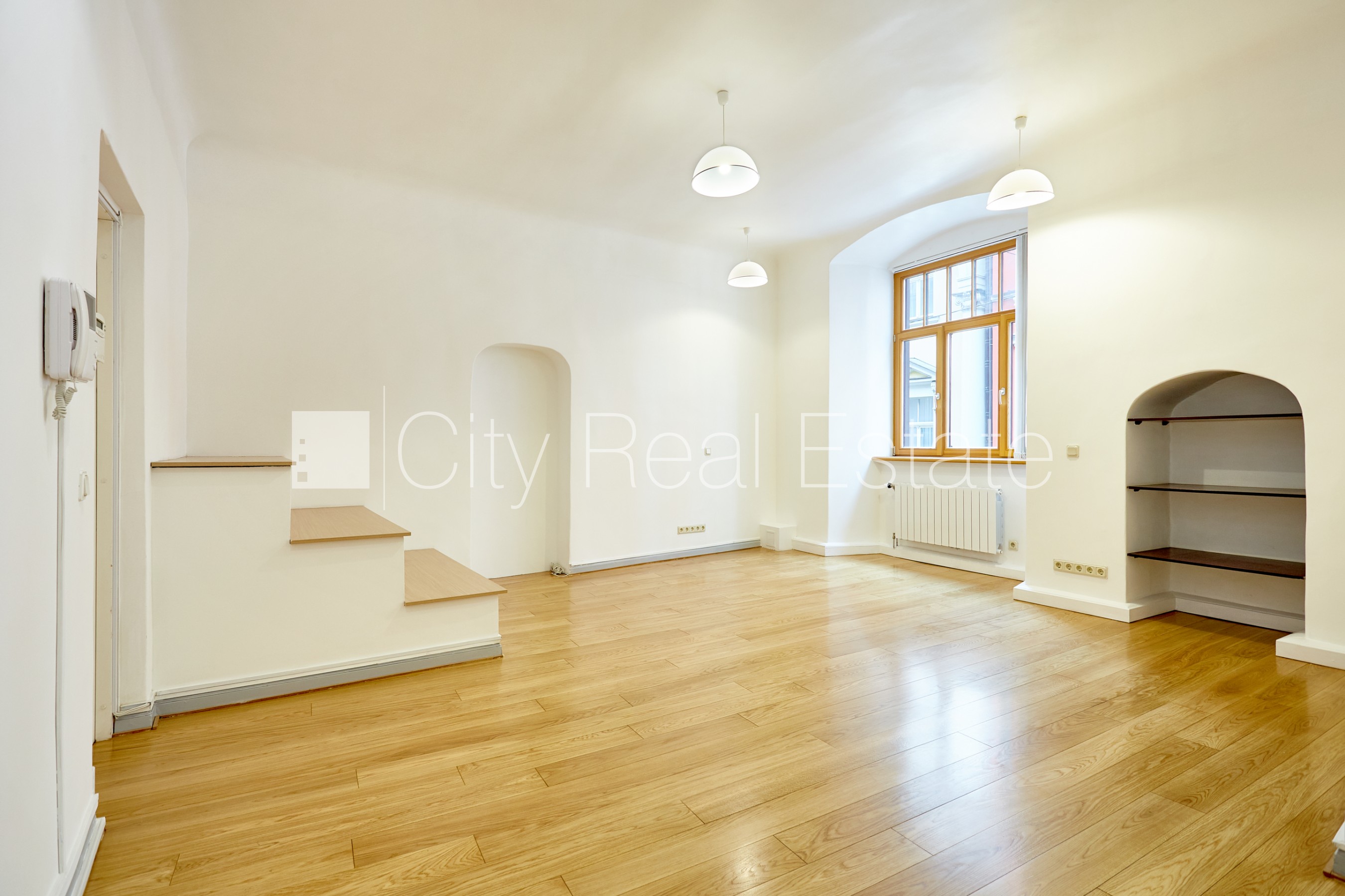 Sludinājumi. Fasādes māja, renovēta māja, labiekārtota apzaļumota teritorija, bruģēts piebraucamais ceļš, kāpņu Cena: 688 EUR/mēn Foto #2