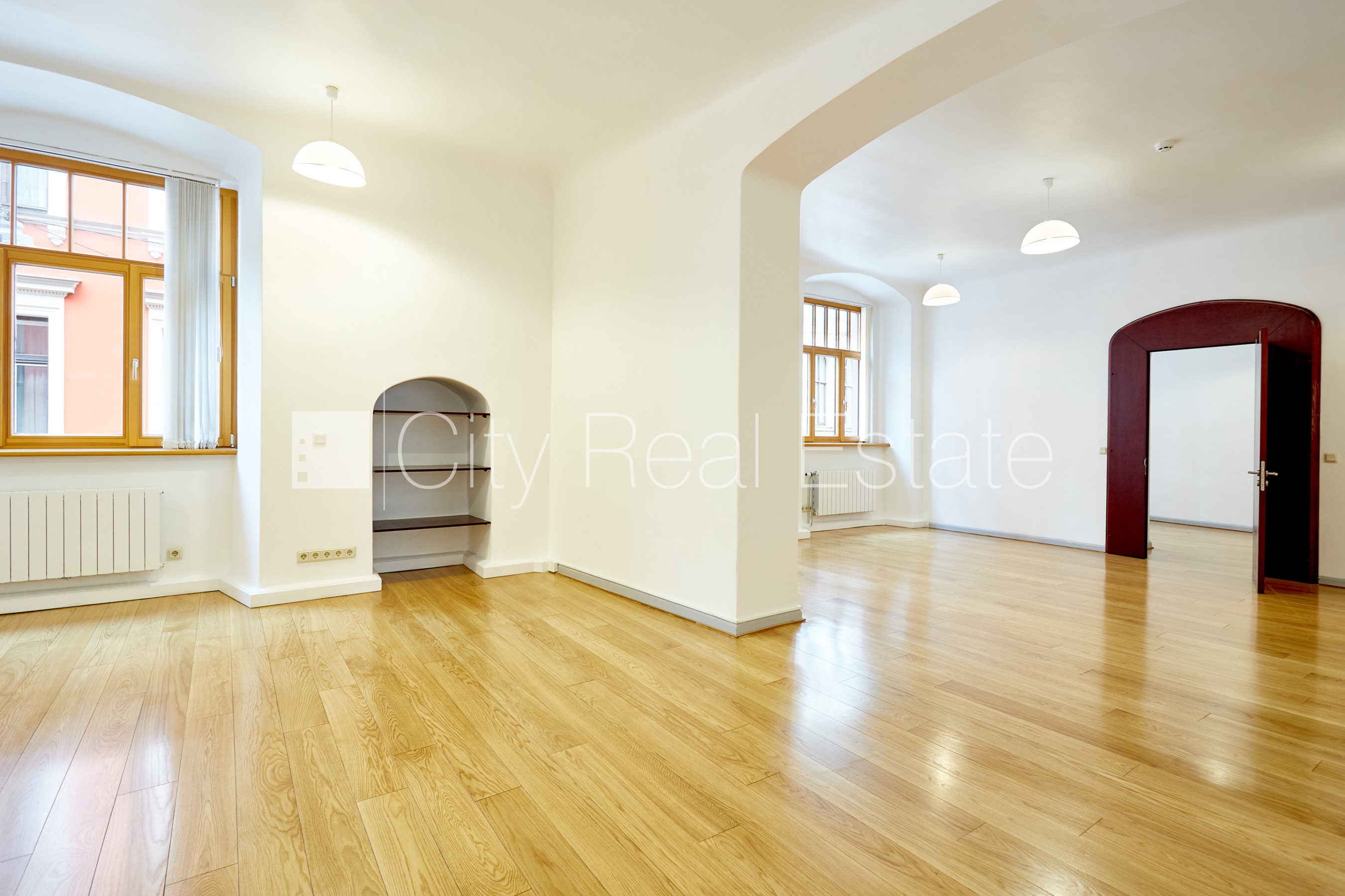 Sludinājumi. Fasādes māja, renovēta māja, labiekārtota apzaļumota teritorija, bruģēts piebraucamais ceļš, kāpņu Cena: 688 EUR/mēn Foto #3