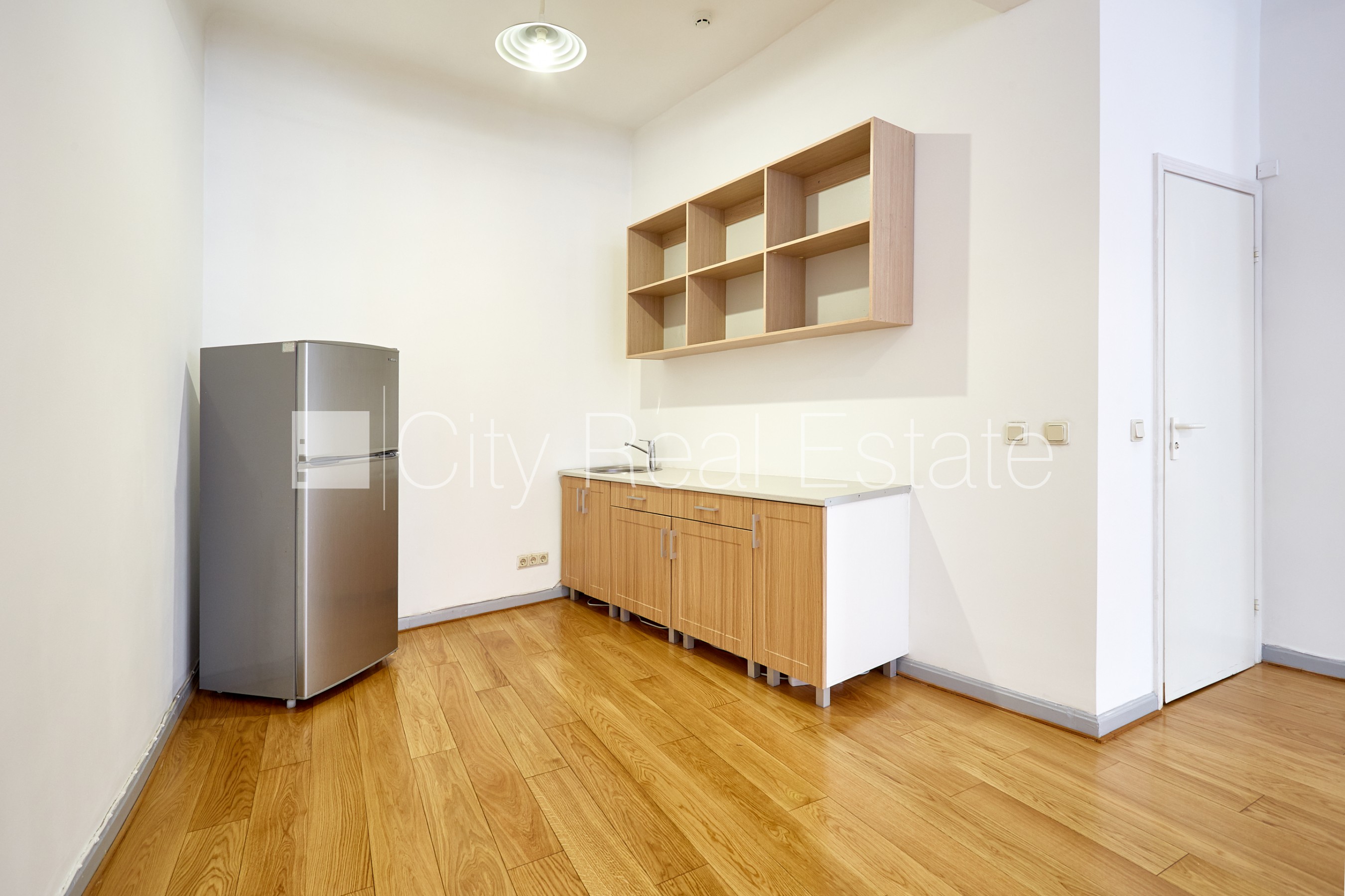 Sludinājumi. Fasādes māja, renovēta māja, labiekārtota apzaļumota teritorija, bruģēts piebraucamais ceļš, kāpņu Cena: 688 EUR/mēn Foto #4