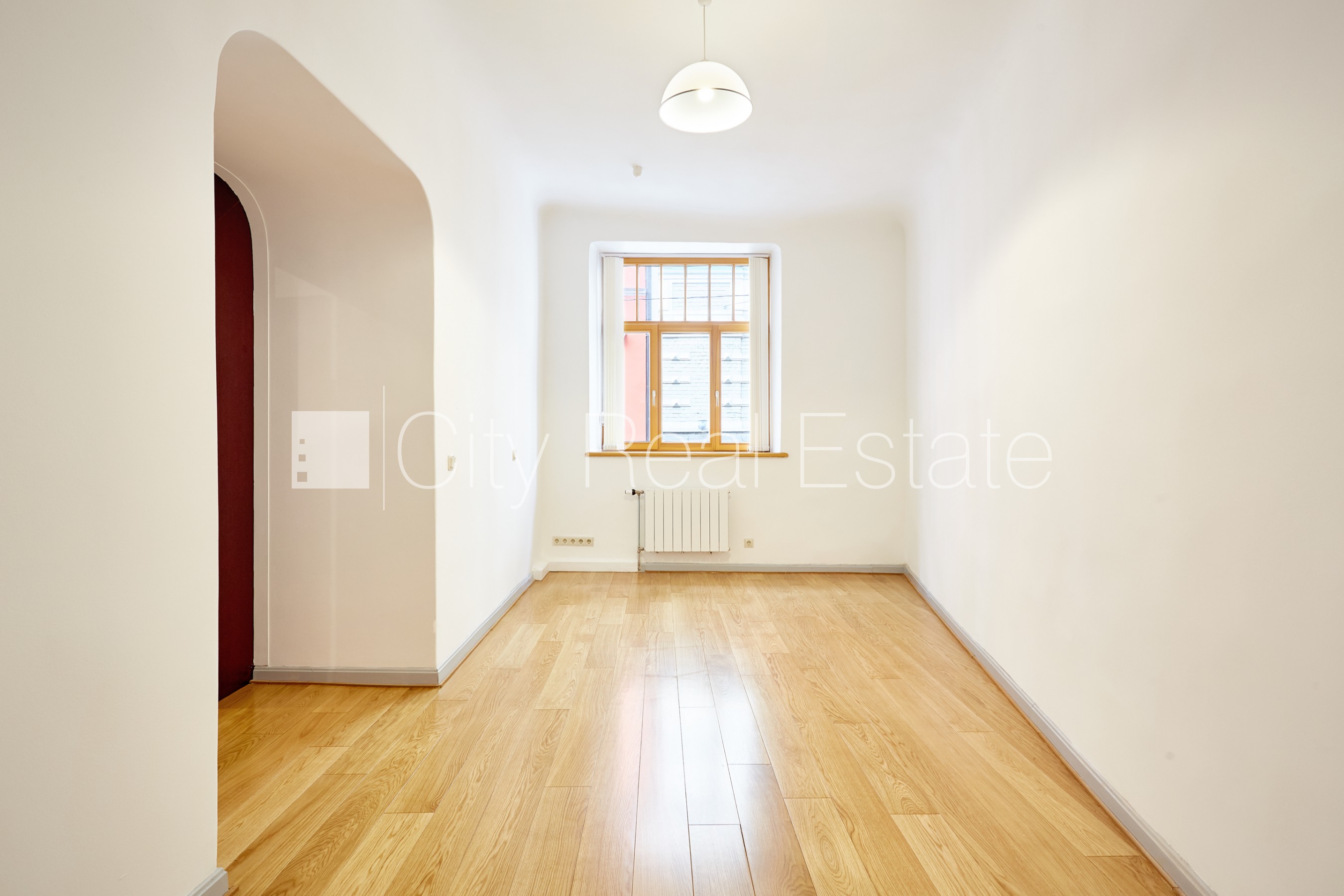 Sludinājumi. Fasādes māja, renovēta māja, labiekārtota apzaļumota teritorija, bruģēts piebraucamais ceļš, kāpņu Cena: 688 EUR/mēn Foto #5