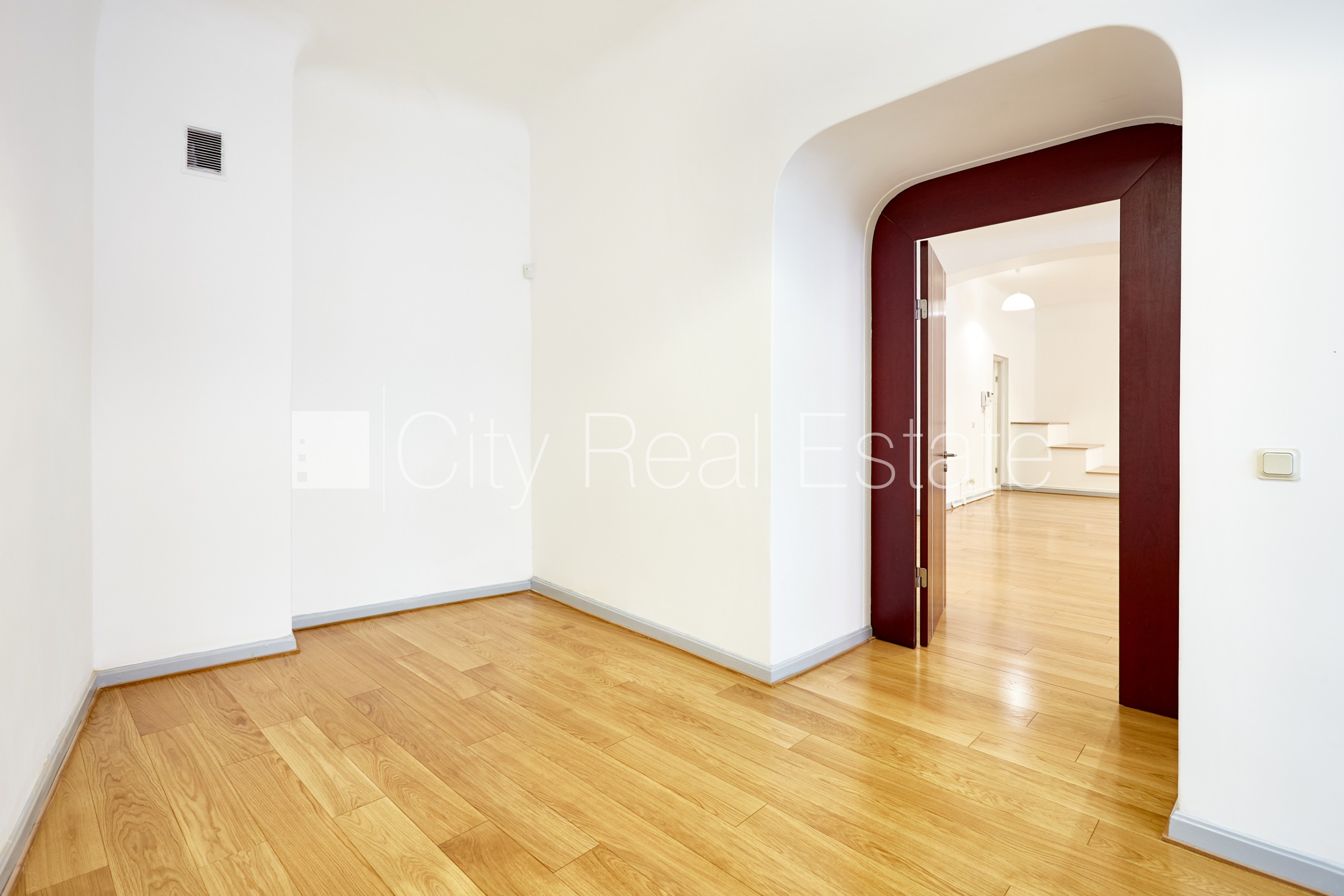 Sludinājumi. Fasādes māja, renovēta māja, labiekārtota apzaļumota teritorija, bruģēts piebraucamais ceļš, kāpņu Cena: 688 EUR/mēn Foto #6