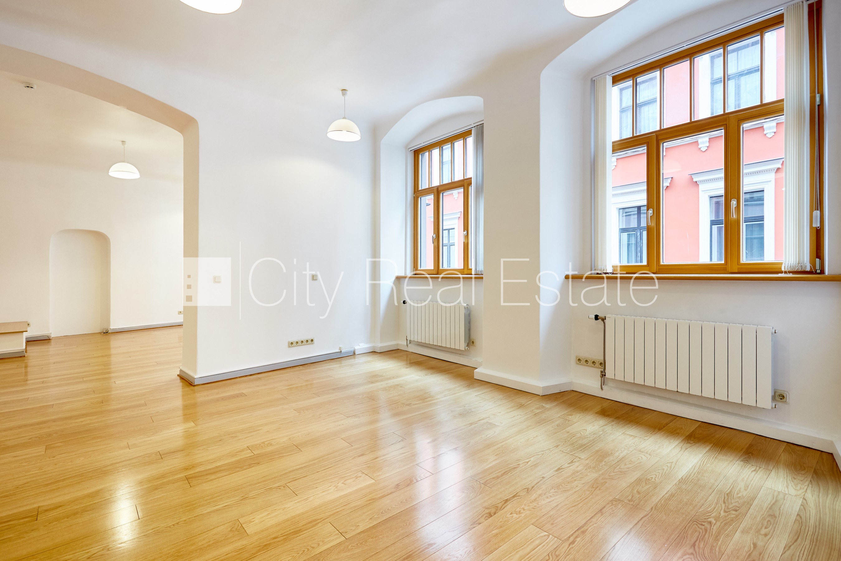 Sludinājumi. Fasādes māja, renovēta māja, labiekārtota apzaļumota teritorija, bruģēts piebraucamais ceļš, kāpņu Cena: 688 EUR/mēn Foto #7
