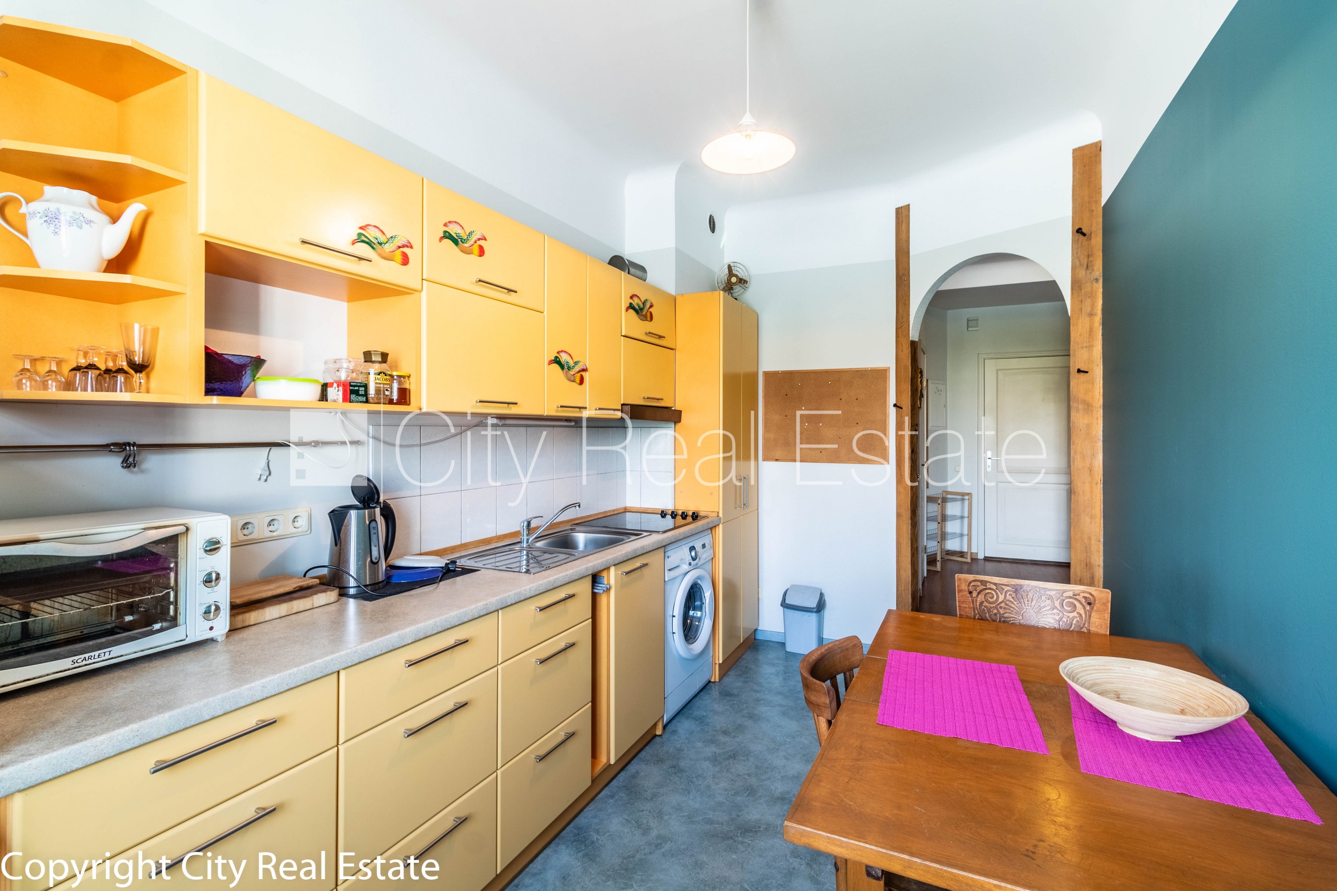 Sludinājumi. Fasādes māja, renovēta māja, slēgts pagalms, ieeja no ielas, kāpņu telpa pēc kosmētiskā remonta, Cena: 470 EUR/mēn Foto #2