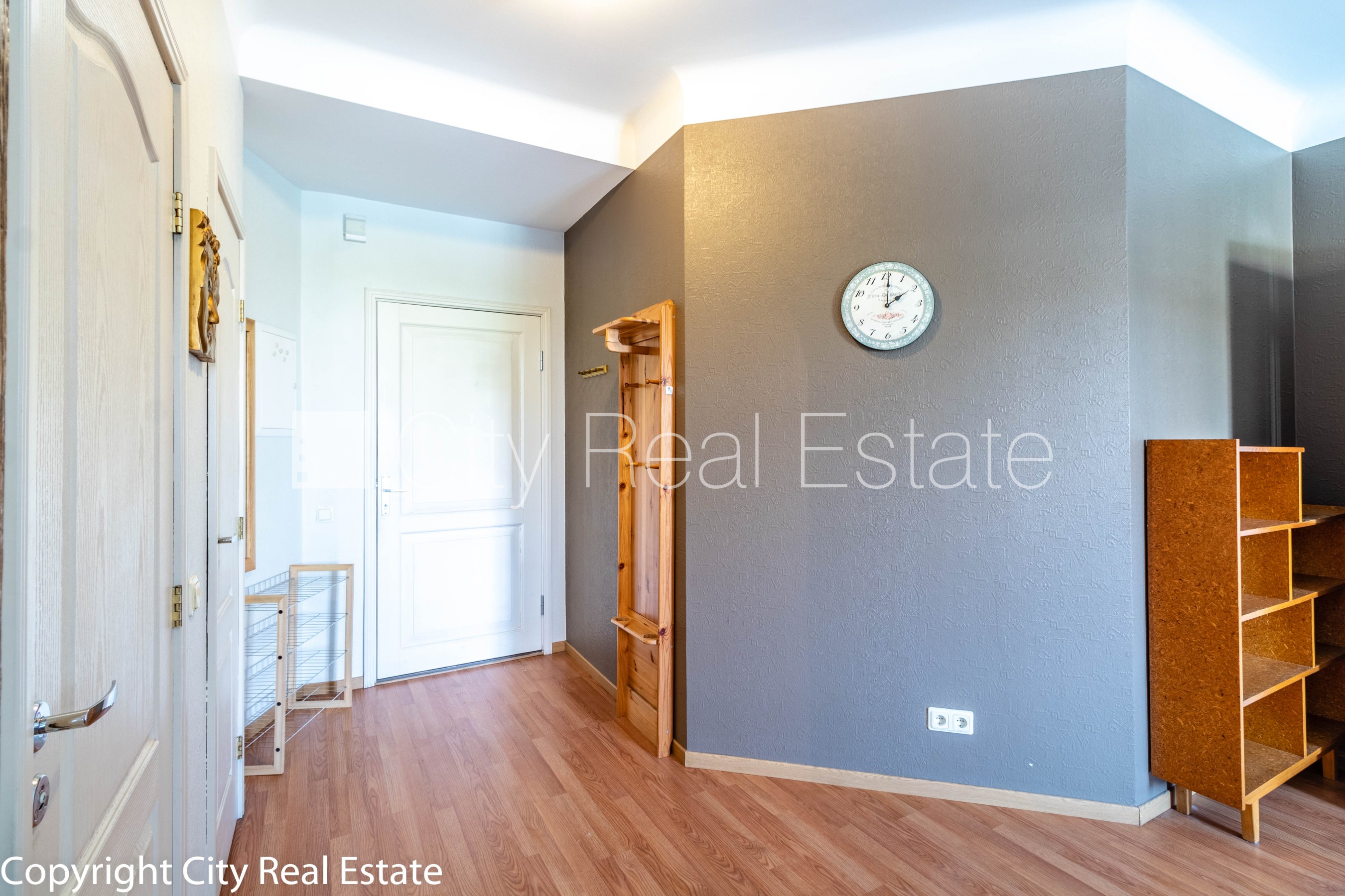 Sludinājumi. Fasādes māja, renovēta māja, slēgts pagalms, ieeja no ielas, kāpņu telpa pēc kosmētiskā remonta, Cena: 470 EUR/mēn Foto #7