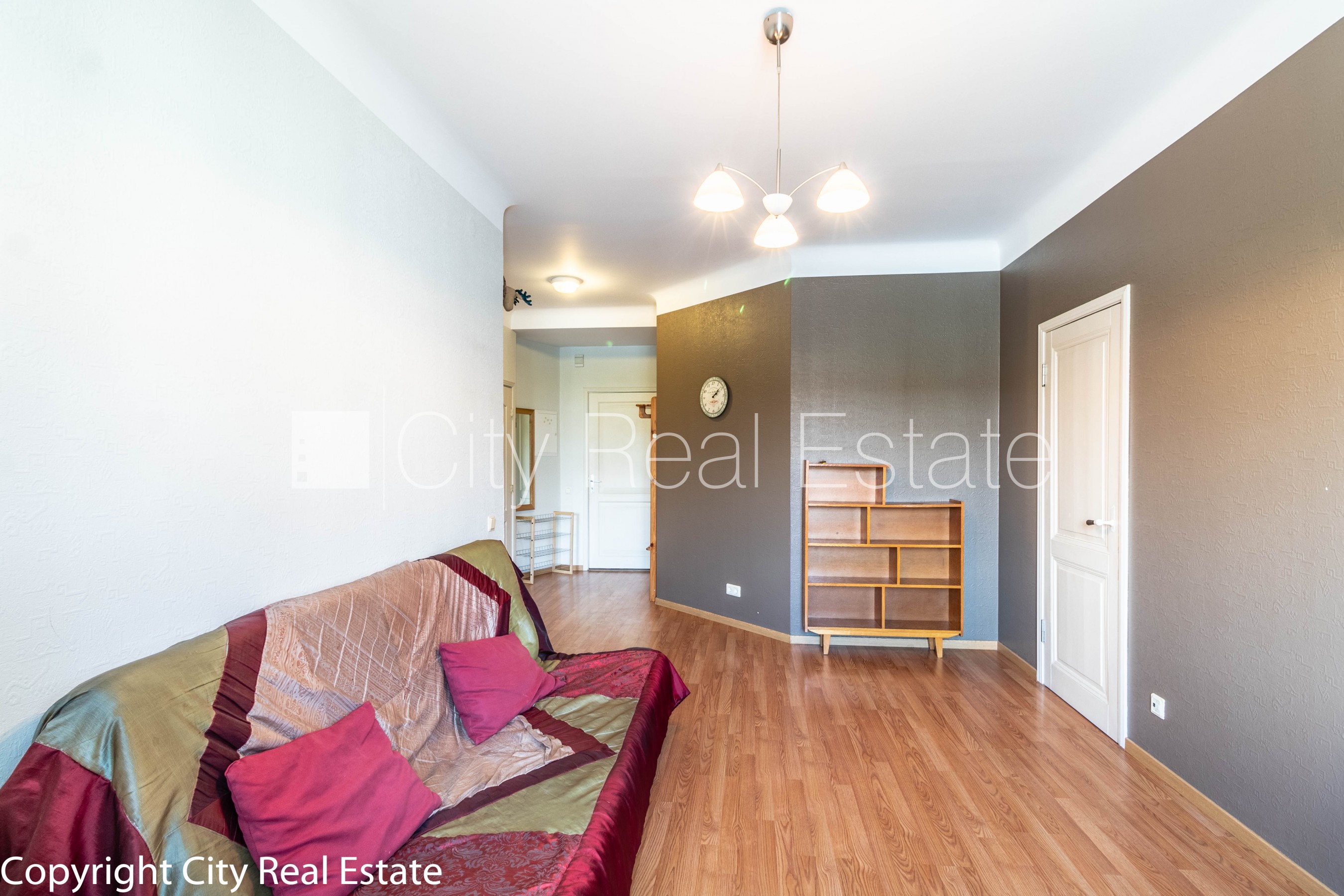 Sludinājumi. Fasādes māja, renovēta māja, slēgts pagalms, ieeja no ielas, kāpņu telpa pēc kosmētiskā remonta, Cena: 470 EUR/mēn Foto #5