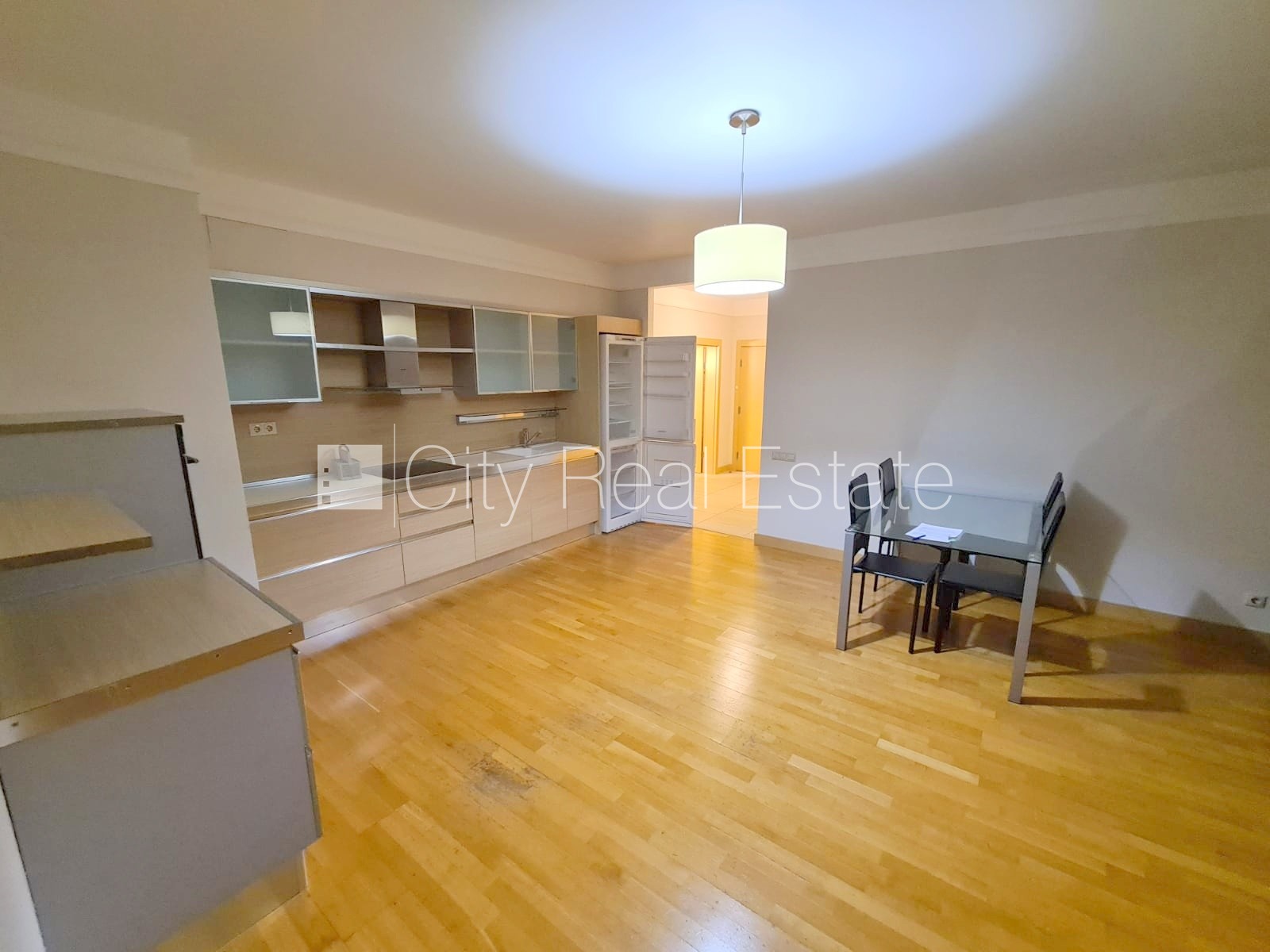 Sludinājumi. Jaunceltne, slēgts pagalms, slēgta teritorija, garāžas vārti aprīkoti ar automatizētu atvēršanās un Cena: 850 EUR/mēn Foto #9