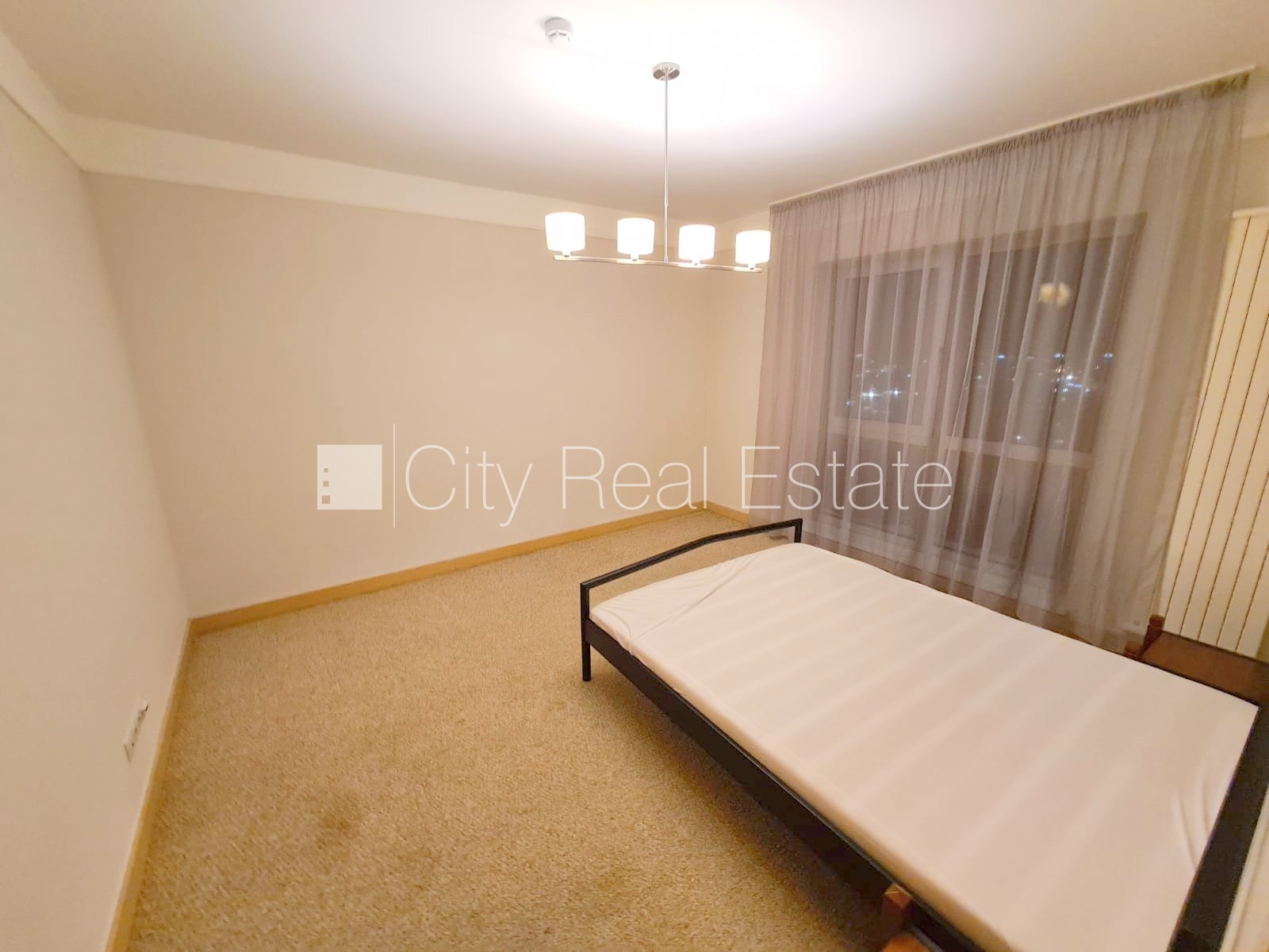 Sludinājumi. Jaunceltne, slēgts pagalms, slēgta teritorija, garāžas vārti aprīkoti ar automatizētu atvēršanās un Cena: 850 EUR/mēn Foto #23