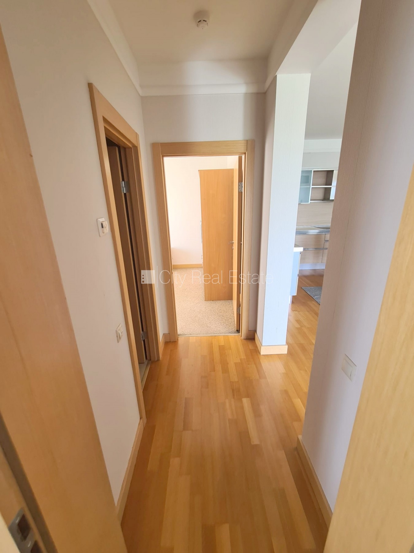 Sludinājumi. Jaunceltne, slēgts pagalms, slēgta teritorija, garāžas vārti aprīkoti ar automatizētu atvēršanās un Cena: 850 EUR/mēn Foto #17