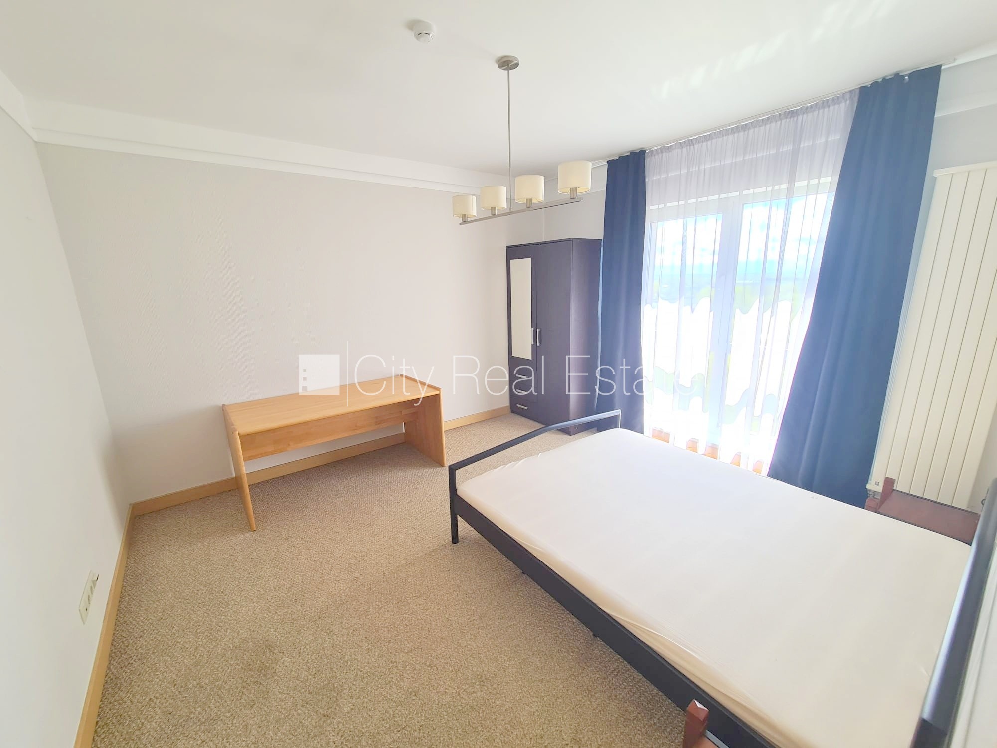 Sludinājumi. Jaunceltne, slēgts pagalms, slēgta teritorija, garāžas vārti aprīkoti ar automatizētu atvēršanās un Cena: 850 EUR/mēn Foto #18