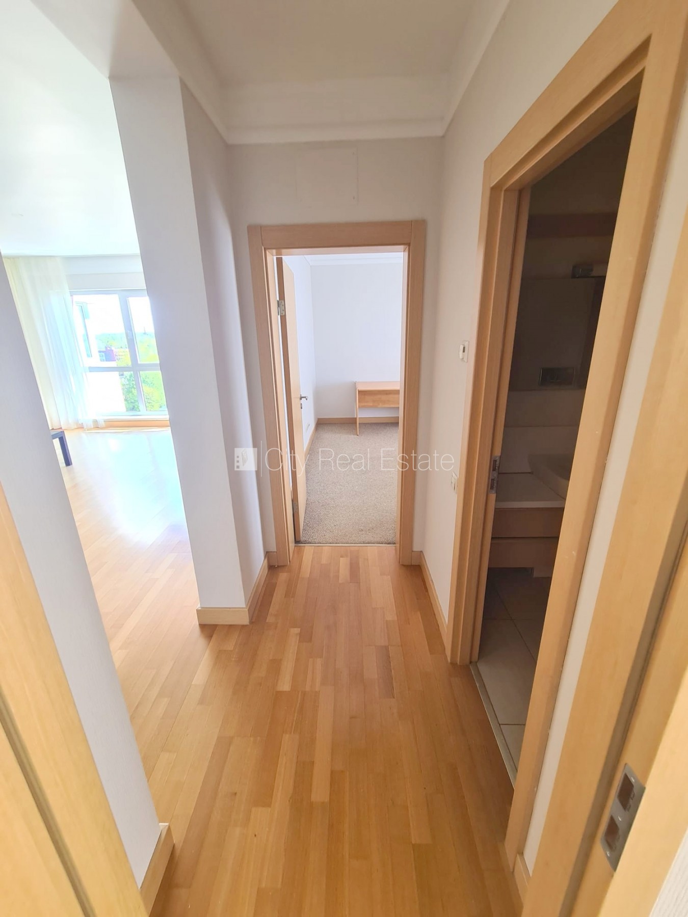 Sludinājumi. Jaunceltne, slēgts pagalms, slēgta teritorija, garāžas vārti aprīkoti ar automatizētu atvēršanās un Cena: 850 EUR/mēn Foto #24