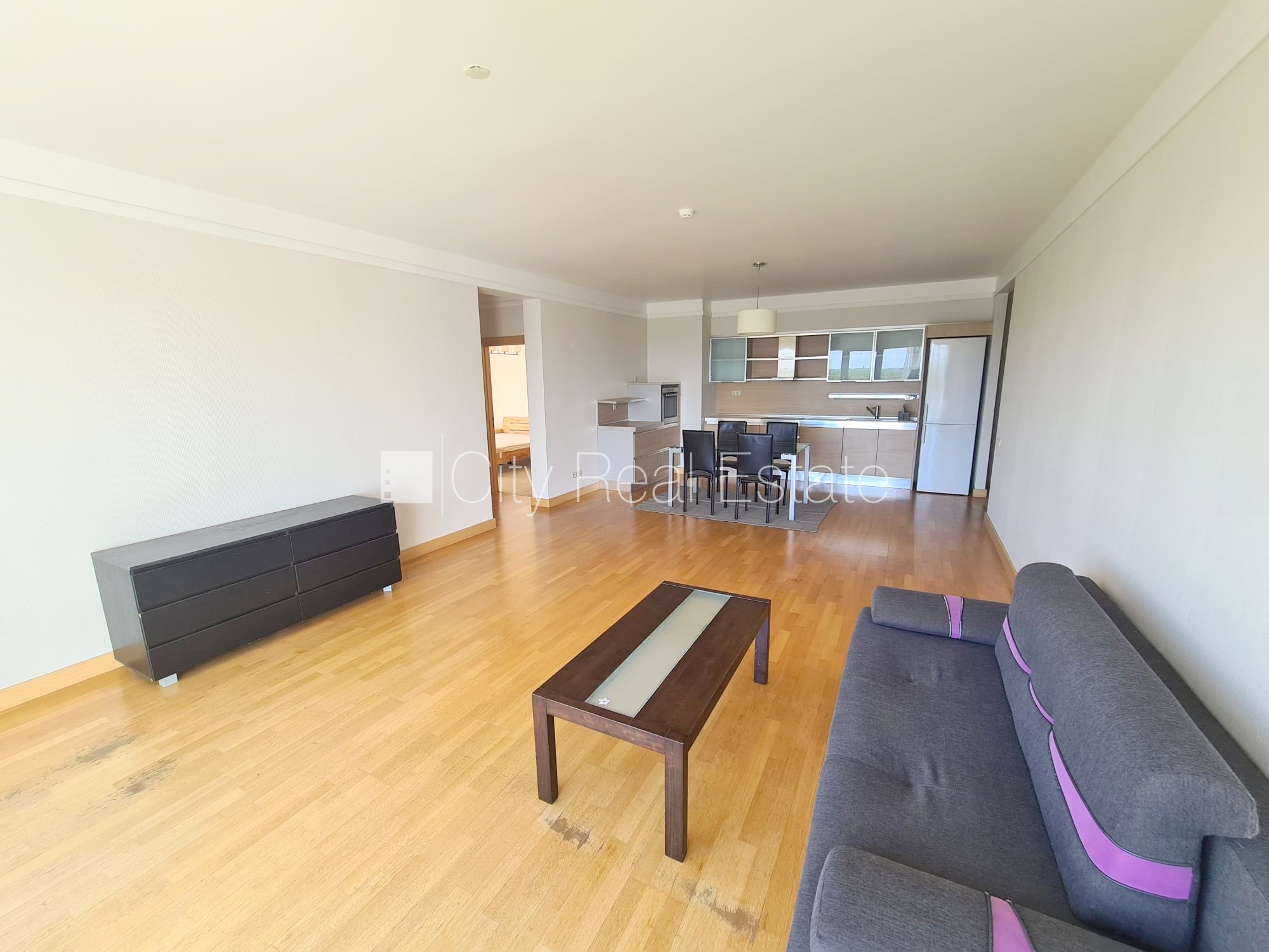 Sludinājumi. Jaunceltne, slēgts pagalms, slēgta teritorija, garāžas vārti aprīkoti ar automatizētu atvēršanās un Cena: 850 EUR/mēn Foto #5