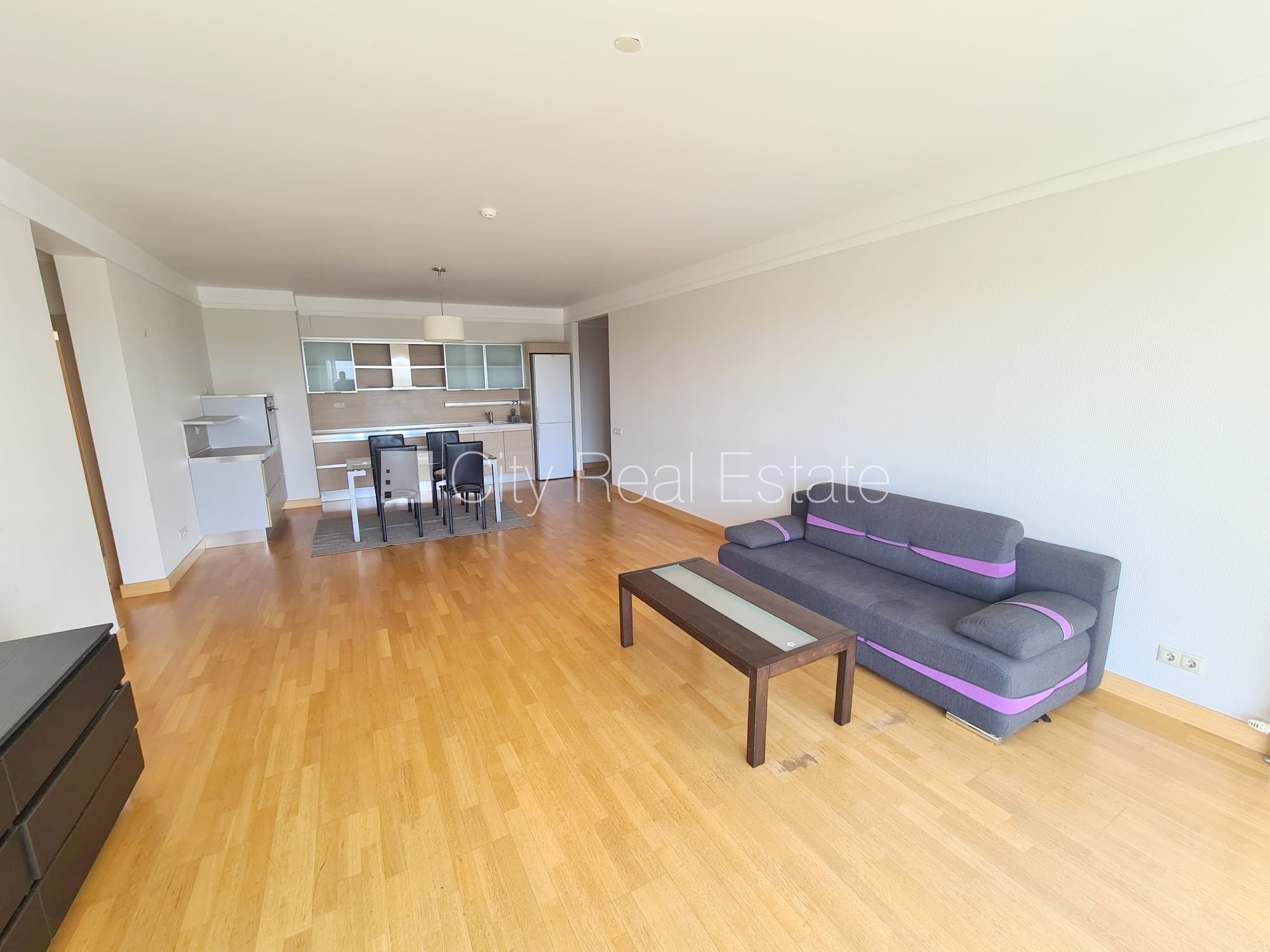 Sludinājumi. Jaunceltne, slēgts pagalms, slēgta teritorija, garāžas vārti aprīkoti ar automatizētu atvēršanās un Cena: 850 EUR/mēn Foto #7