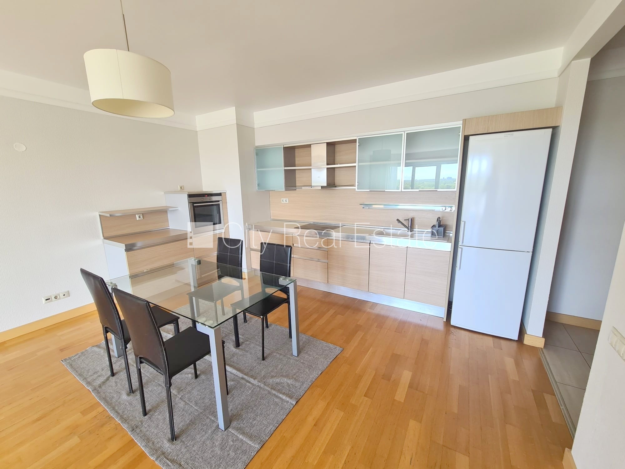 Sludinājumi. Jaunceltne, slēgts pagalms, slēgta teritorija, garāžas vārti aprīkoti ar automatizētu atvēršanās un Cena: 850 EUR/mēn Foto #8