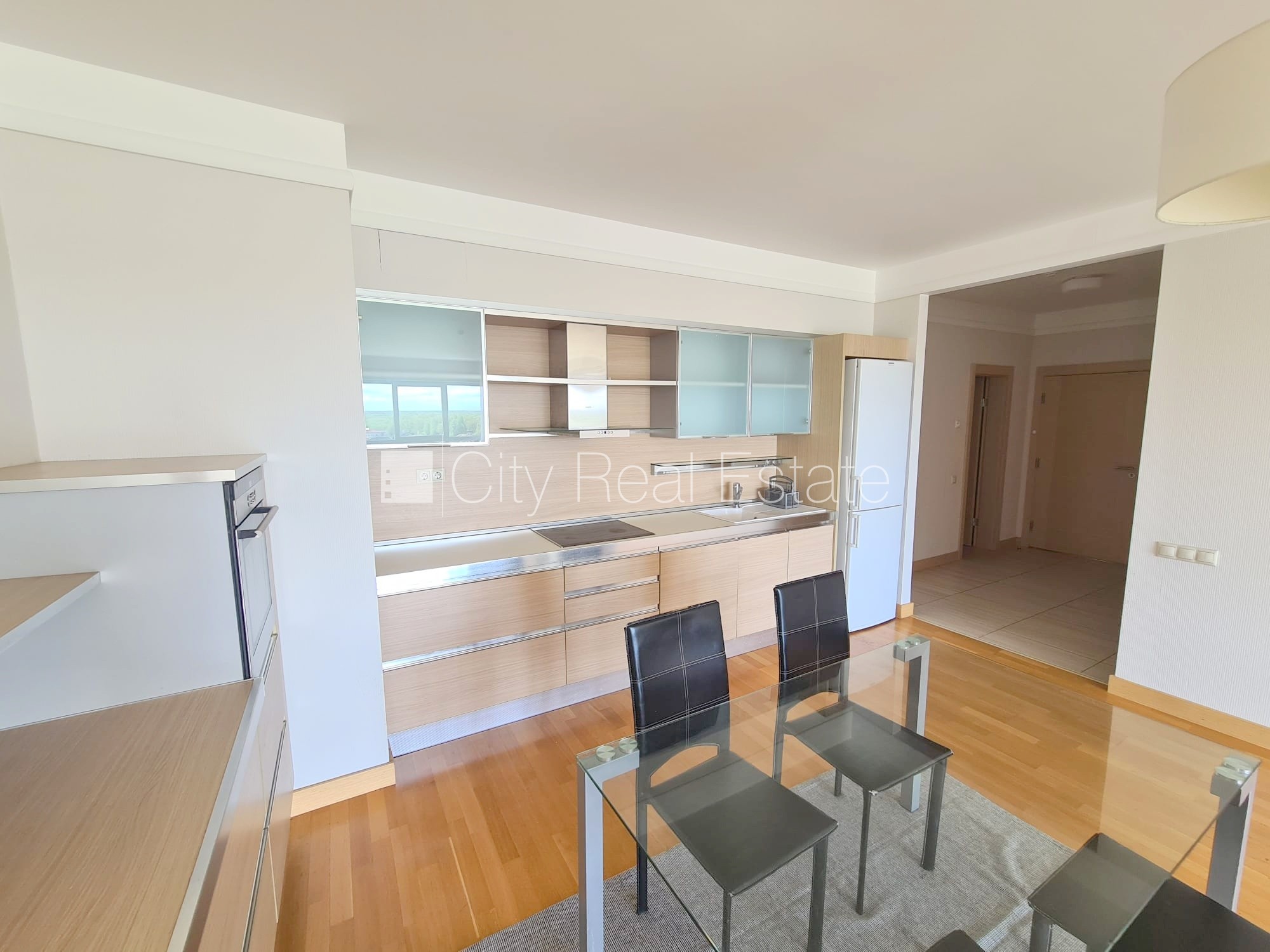 Sludinājumi. Jaunceltne, slēgts pagalms, slēgta teritorija, garāžas vārti aprīkoti ar automatizētu atvēršanās un Cena: 850 EUR/mēn Foto #13