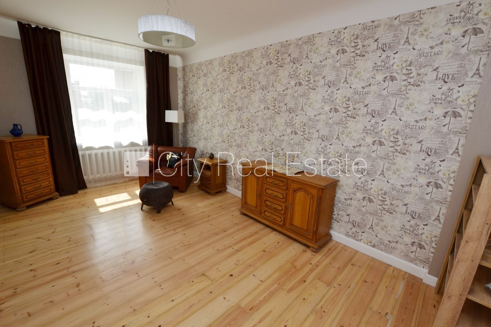 Sludinājumi. Fasādes māja, ieeja no ielas, ir lifts, kāpņu telpa pēc kosmētiskā remonta, logi vērsti uz pagalma Cena: 125000 EUR Foto #5