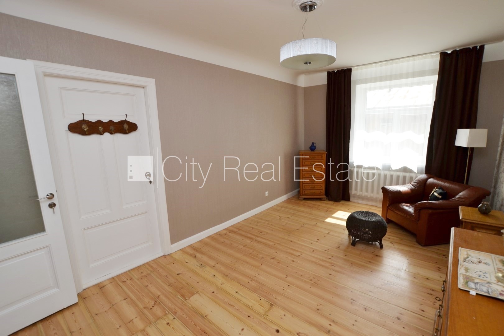 Sludinājumi. Fasādes māja, ieeja no ielas, ir lifts, kāpņu telpa pēc kosmētiskā remonta, logi vērsti uz pagalma Cena: 125000 EUR Foto #4