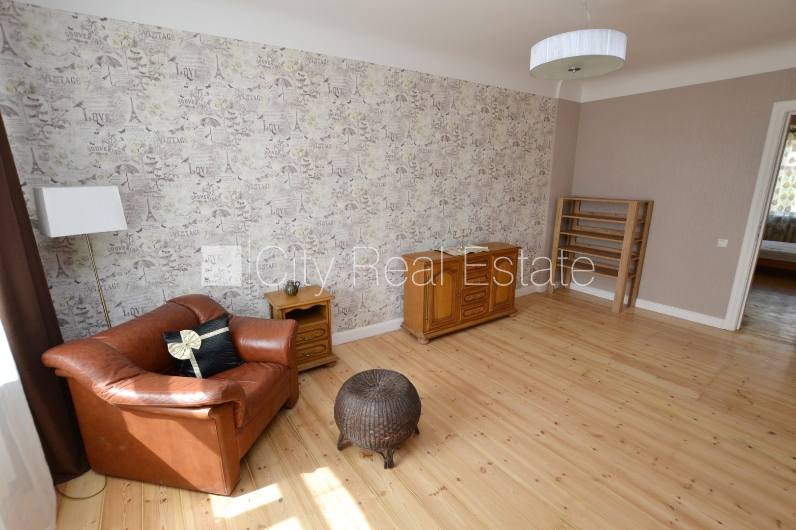 Sludinājumi. Fasādes māja, ieeja no ielas, ir lifts, kāpņu telpa pēc kosmētiskā remonta, logi vērsti uz pagalma Cena: 125000 EUR Foto #3