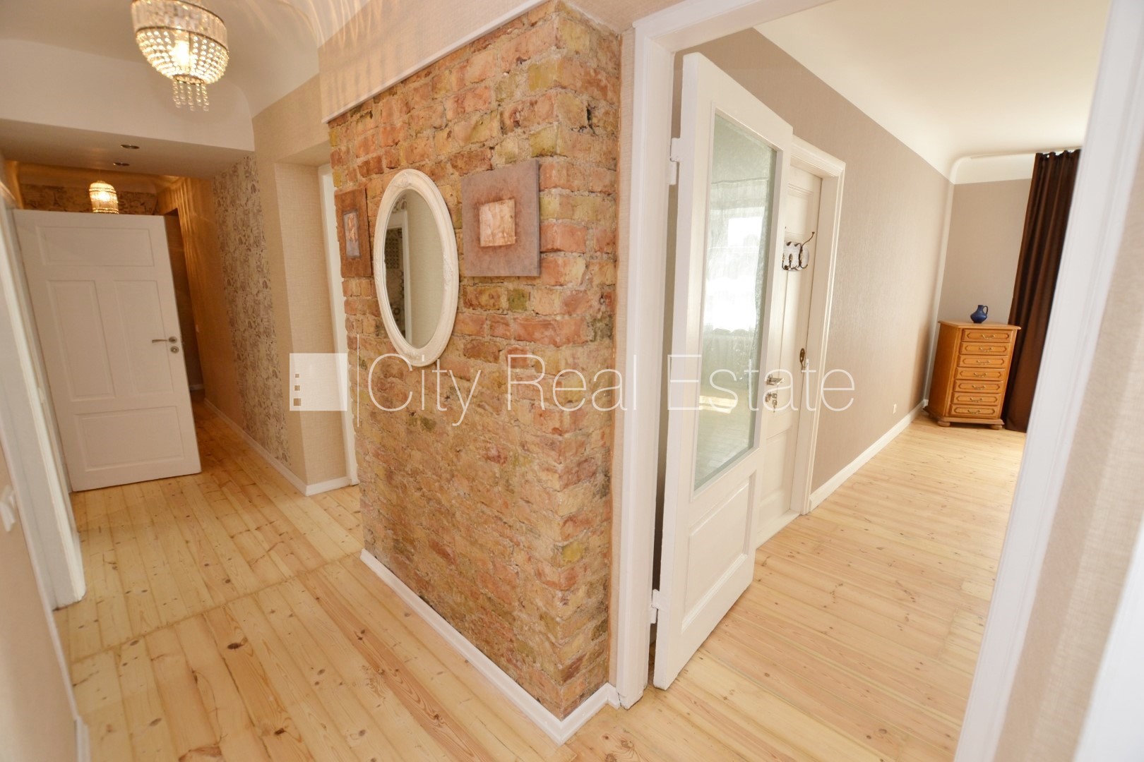 Sludinājumi. Fasādes māja, ieeja no ielas, ir lifts, kāpņu telpa pēc kosmētiskā remonta, logi vērsti uz pagalma Cena: 125000 EUR Foto #6