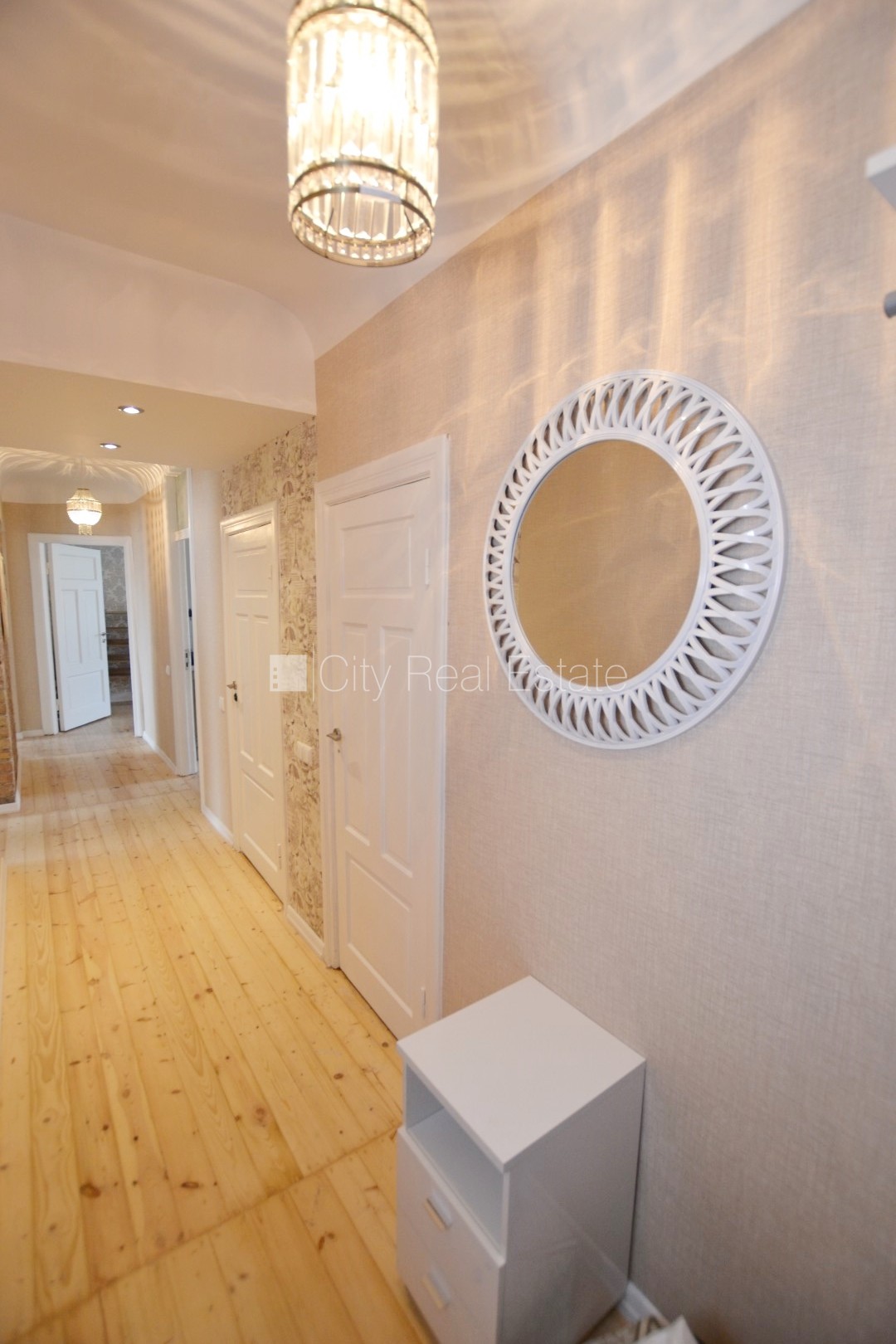 Sludinājumi. Fasādes māja, ieeja no ielas, ir lifts, kāpņu telpa pēc kosmētiskā remonta, logi vērsti uz pagalma Cena: 125000 EUR Foto #7