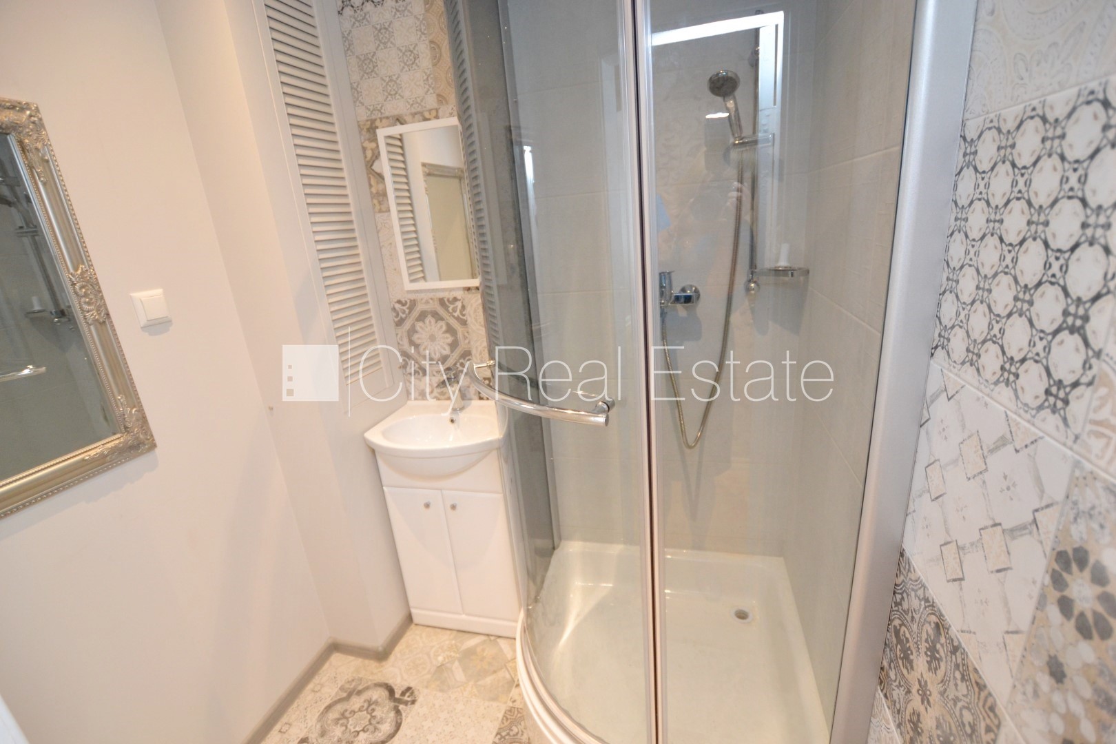 Sludinājumi. Fasādes māja, ieeja no ielas, ir lifts, kāpņu telpa pēc kosmētiskā remonta, logi vērsti uz pagalma Cena: 125000 EUR Foto #12