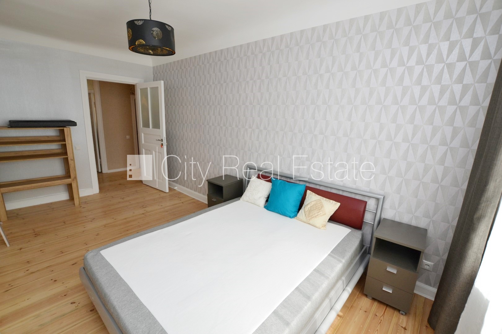 Sludinājumi. Fasādes māja, ieeja no ielas, ir lifts, kāpņu telpa pēc kosmētiskā remonta, logi vērsti uz pagalma Cena: 125000 EUR Foto #2