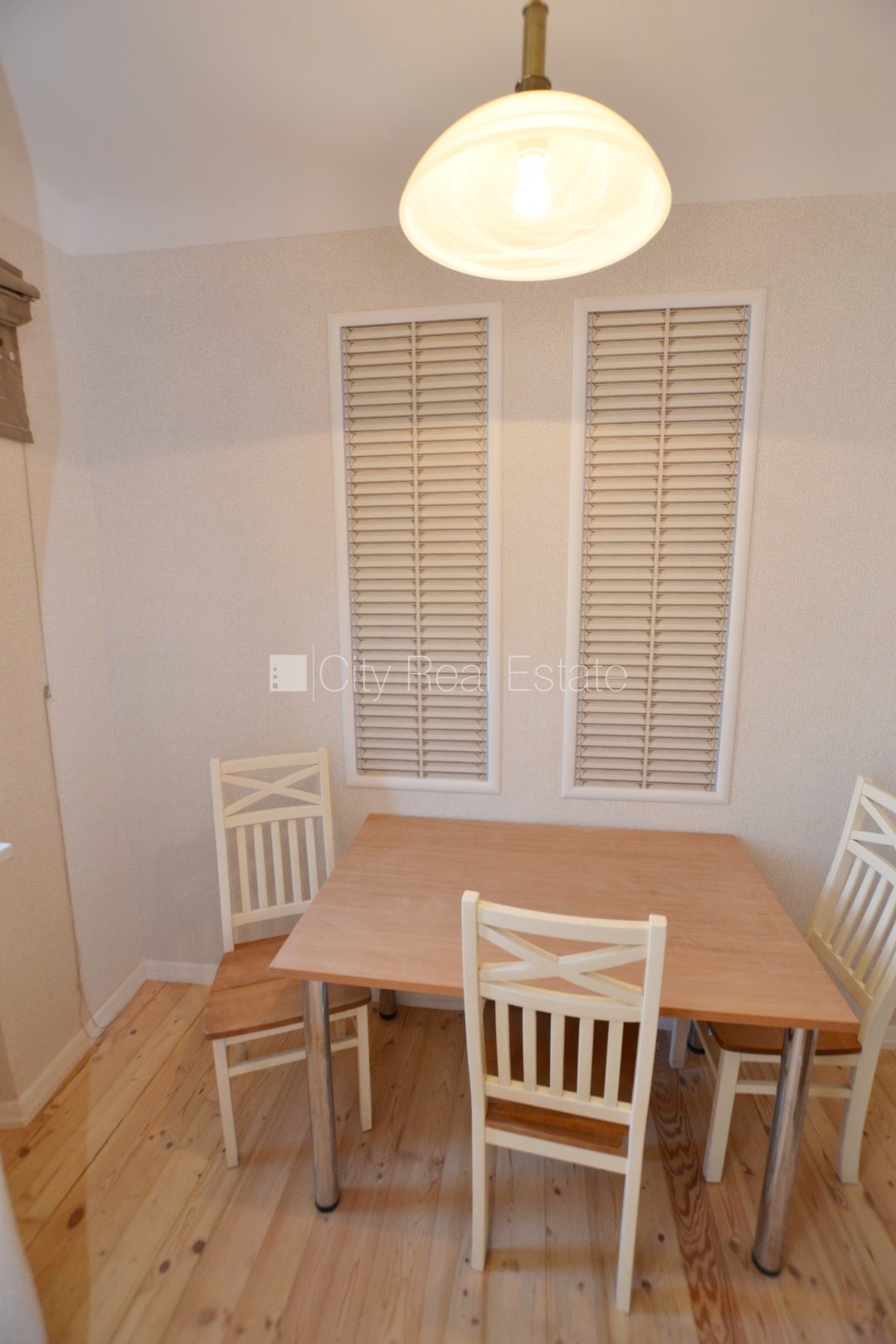 Sludinājumi. Fasādes māja, ieeja no ielas, ir lifts, kāpņu telpa pēc kosmētiskā remonta, logi vērsti uz pagalma Cena: 125000 EUR Foto #11