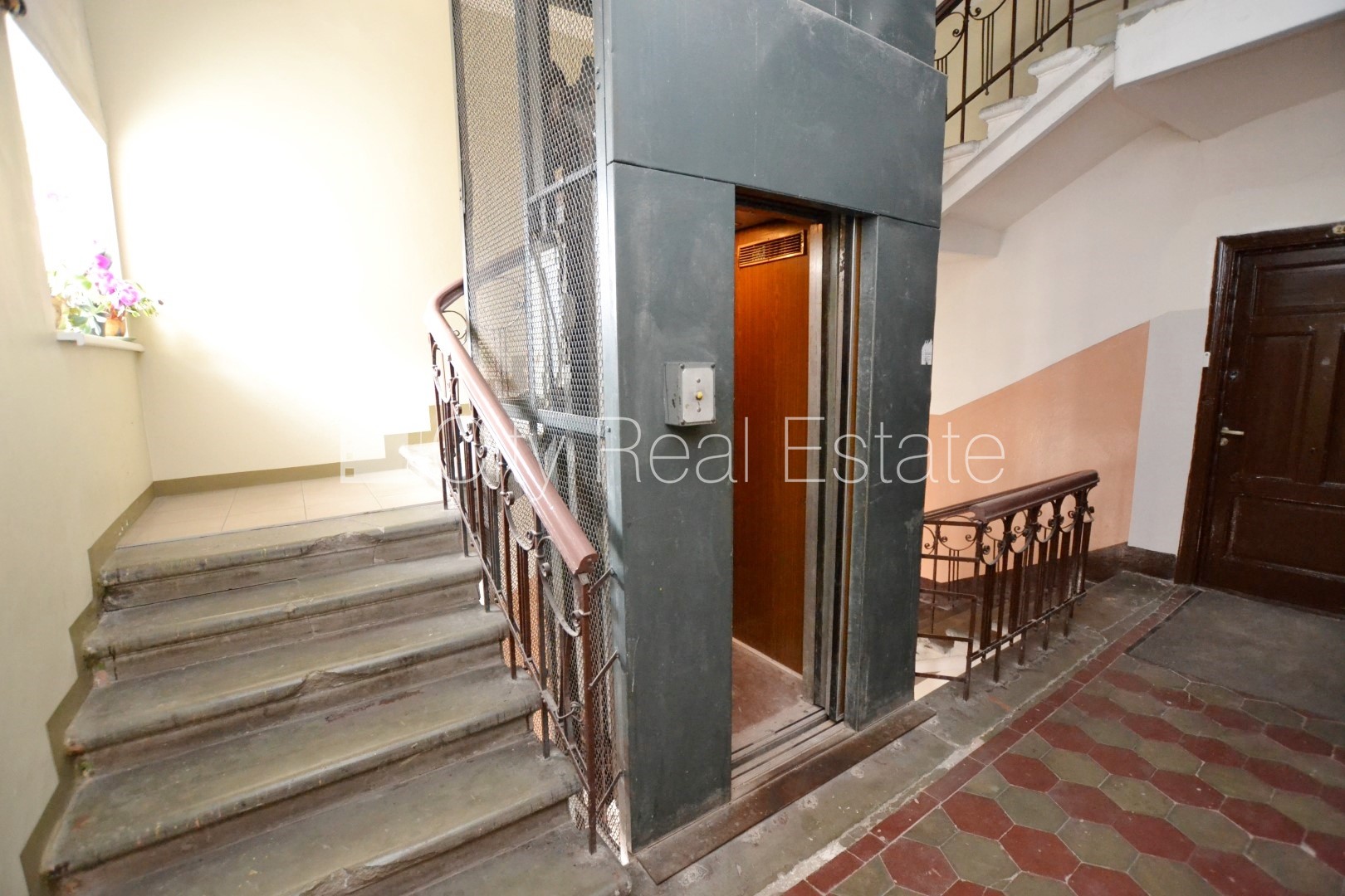 Sludinājumi. Fasādes māja, ieeja no ielas, ir lifts, kāpņu telpa pēc kosmētiskā remonta, logi vērsti uz pagalma Cena: 125000 EUR Foto #14