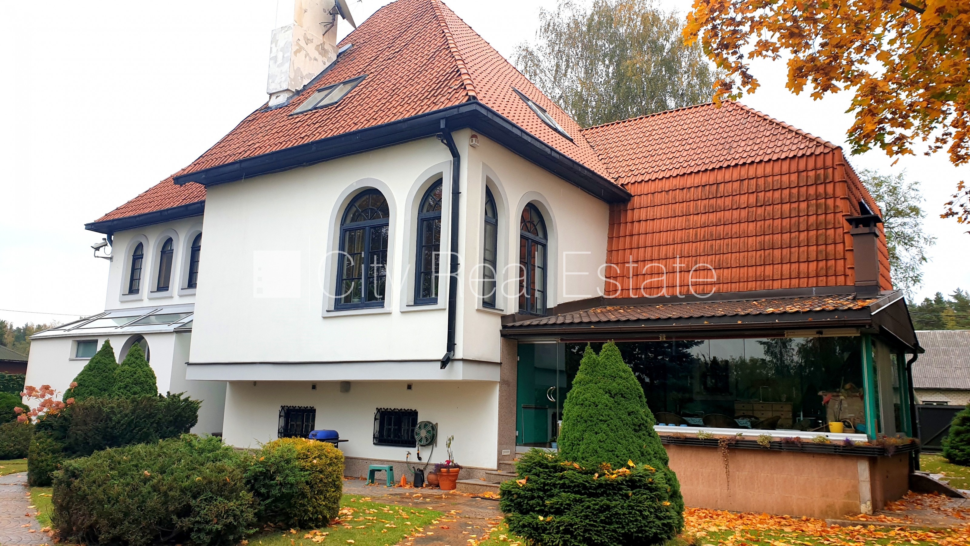 Sludinājumi. Privātmāja, jaunceltne, labiekārtota apzaļumota teritorija 2400 m2, bruģēts piebraucamais ceļš, Cena: 2500 EUR/mēn Foto #1