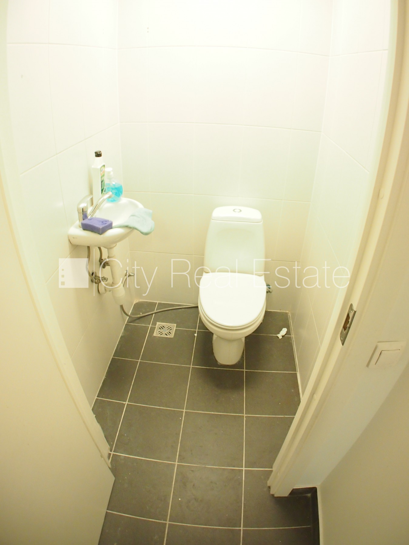 Sludinājumi. Jaunceltne, fasādes māja, ieeja no ielas, augstie griesti, centrālā apkure, apkures skaitītāji, Cena: 377 EUR/mēn Foto #4