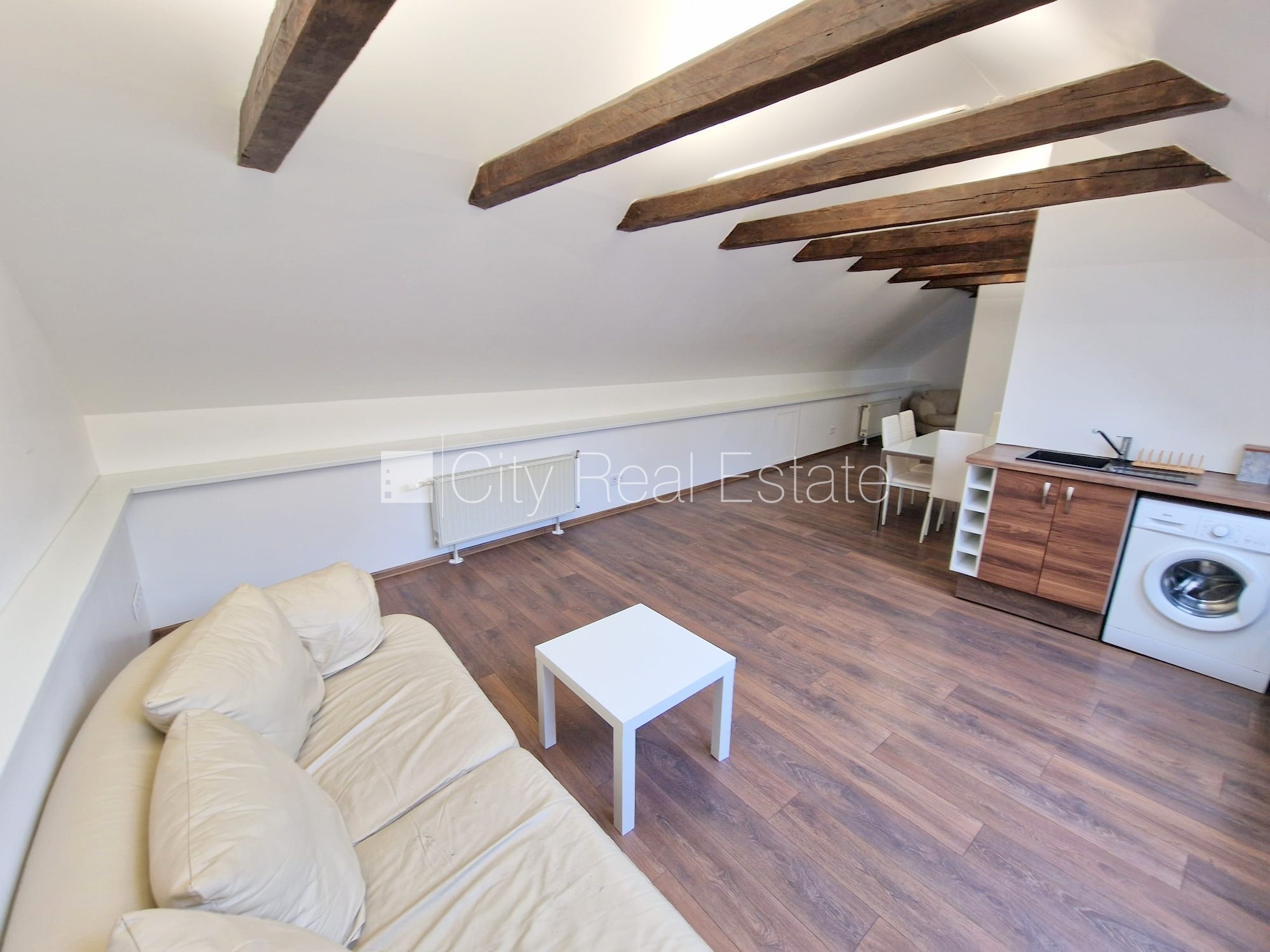 Sludinājumi. Fasādes māja, renovēta māja, ieeja no ielas, kāpņu telpa pēc kosmētiskā remonta, logi vērsti uz Cena: 500 EUR/mēn Foto #6