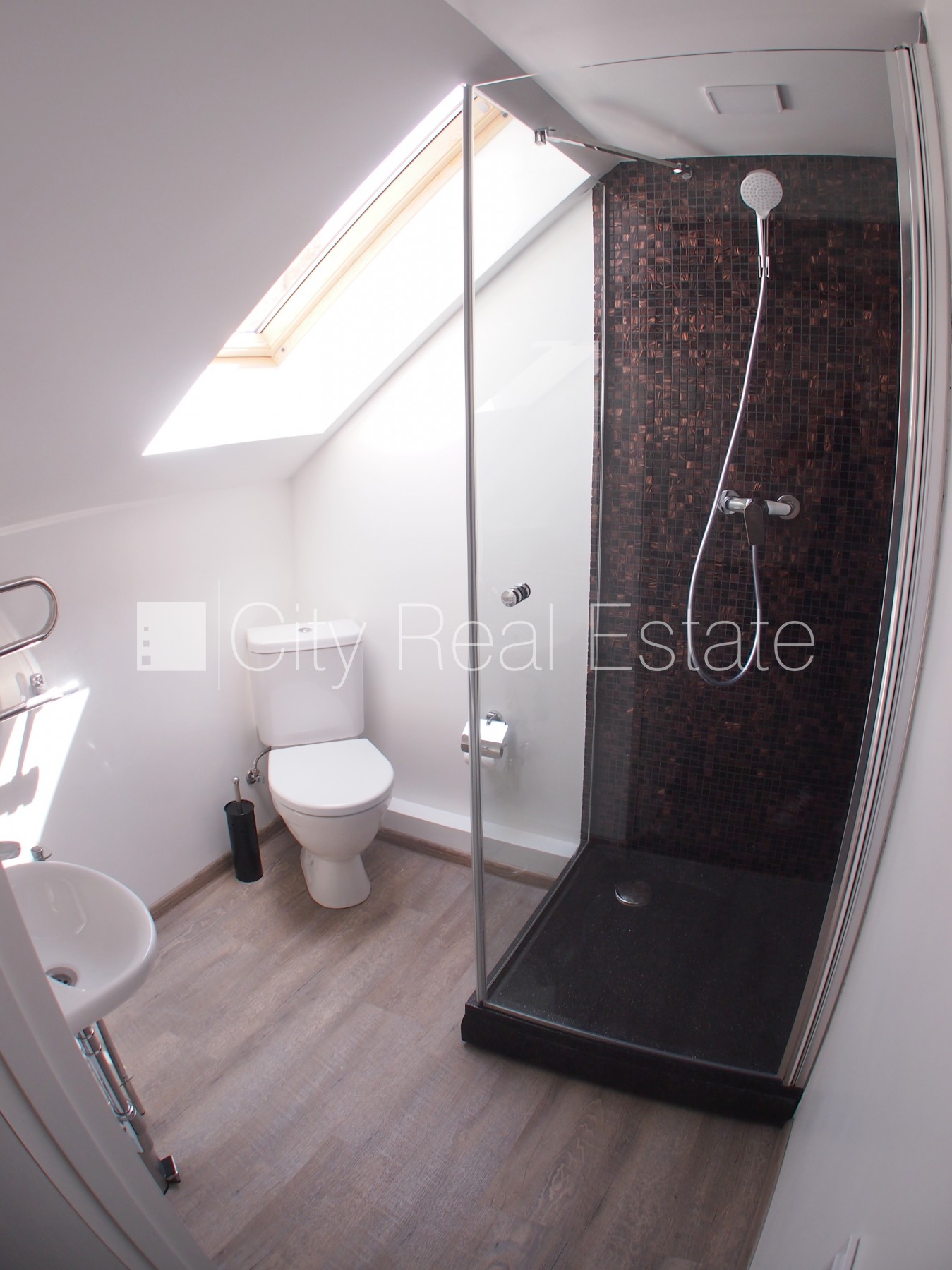 Sludinājumi. Fasādes māja, renovēta māja, ieeja no ielas, kāpņu telpa pēc kosmētiskā remonta, logi vērsti uz Cena: 500 EUR/mēn Foto #19