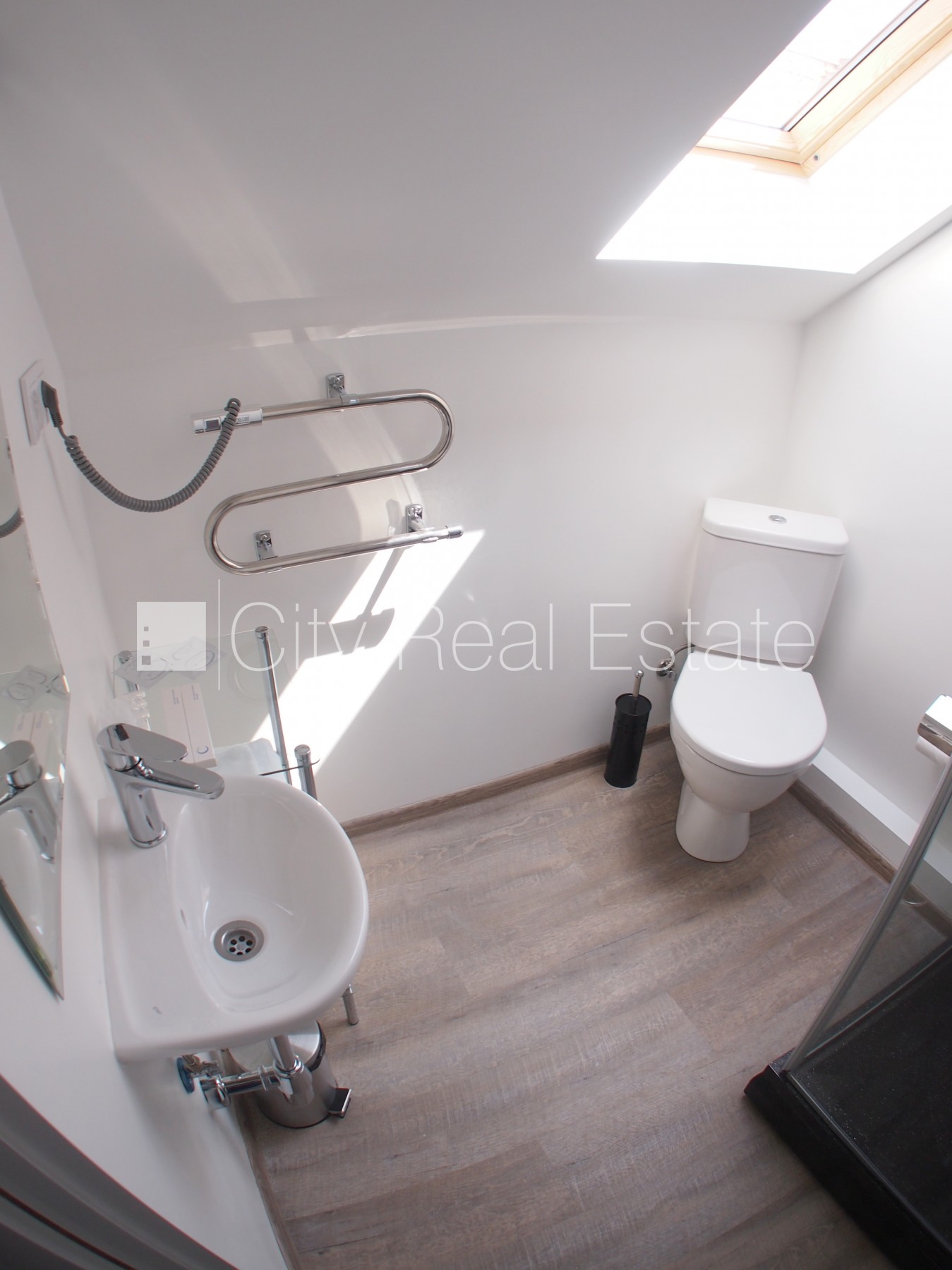 Sludinājumi. Fasādes māja, renovēta māja, ieeja no ielas, kāpņu telpa pēc kosmētiskā remonta, logi vērsti uz Cena: 500 EUR/mēn Foto #21