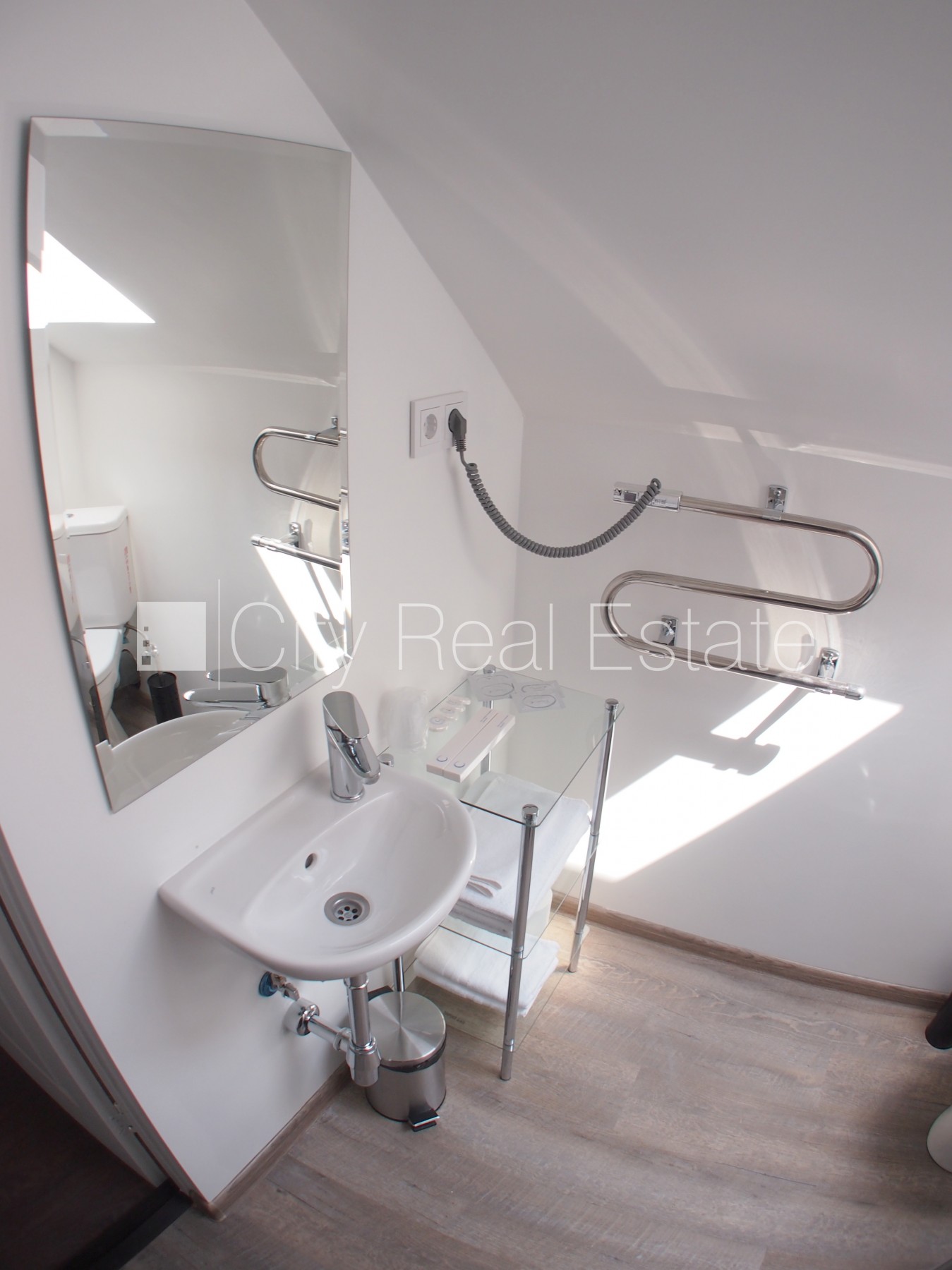 Sludinājumi. Fasādes māja, renovēta māja, ieeja no ielas, kāpņu telpa pēc kosmētiskā remonta, logi vērsti uz Cena: 500 EUR/mēn Foto #20