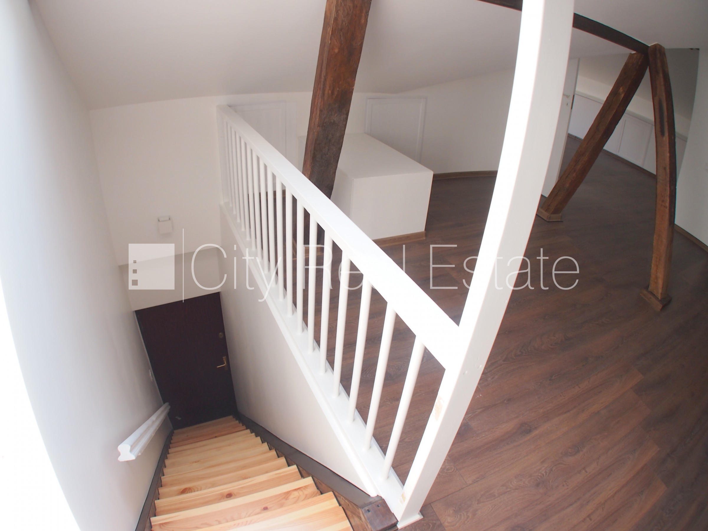 Sludinājumi. Fasādes māja, renovēta māja, ieeja no ielas, kāpņu telpa pēc kosmētiskā remonta, logi vērsti uz Cena: 500 EUR/mēn Foto #24