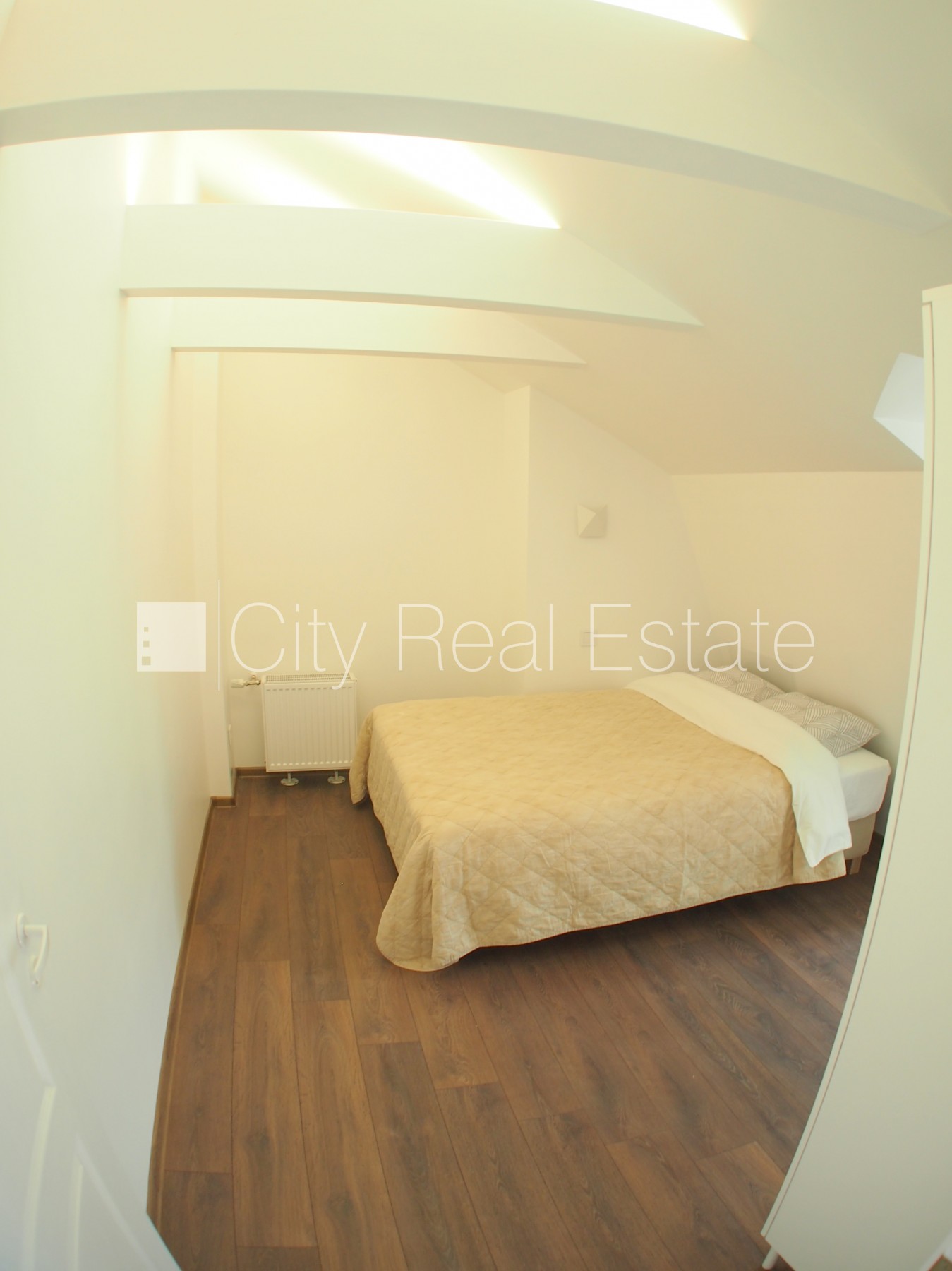 Sludinājumi. Fasādes māja, renovēta māja, ieeja no ielas, kāpņu telpa pēc kosmētiskā remonta, logi vērsti uz Cena: 500 EUR/mēn Foto #13