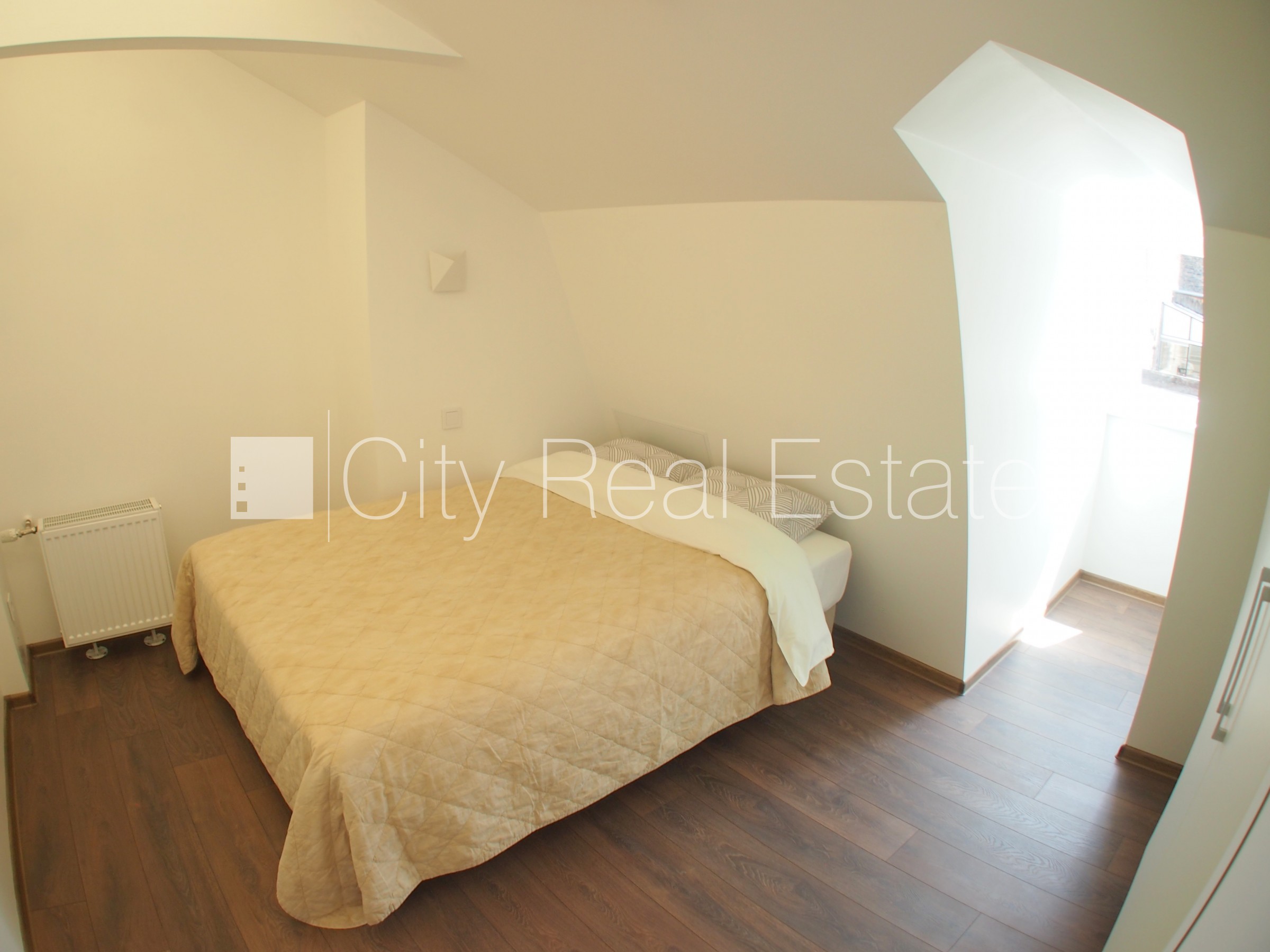 Sludinājumi. Fasādes māja, renovēta māja, ieeja no ielas, kāpņu telpa pēc kosmētiskā remonta, logi vērsti uz Cena: 500 EUR/mēn Foto #14