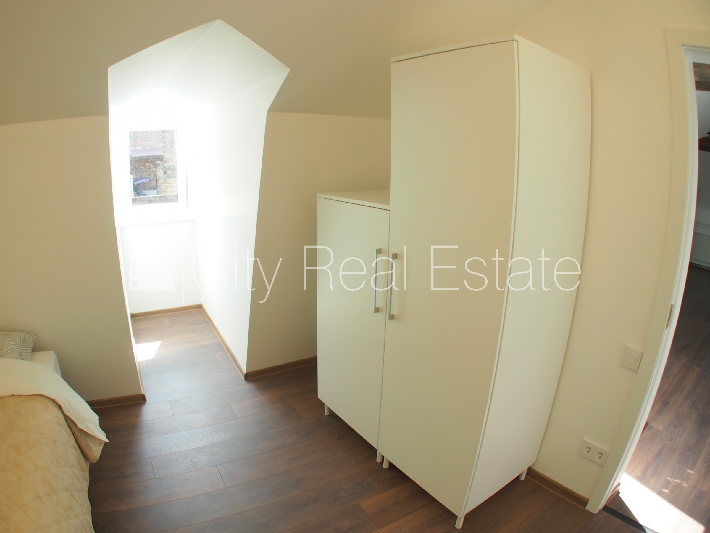 Sludinājumi. Fasādes māja, renovēta māja, ieeja no ielas, kāpņu telpa pēc kosmētiskā remonta, logi vērsti uz Cena: 500 EUR/mēn Foto #16