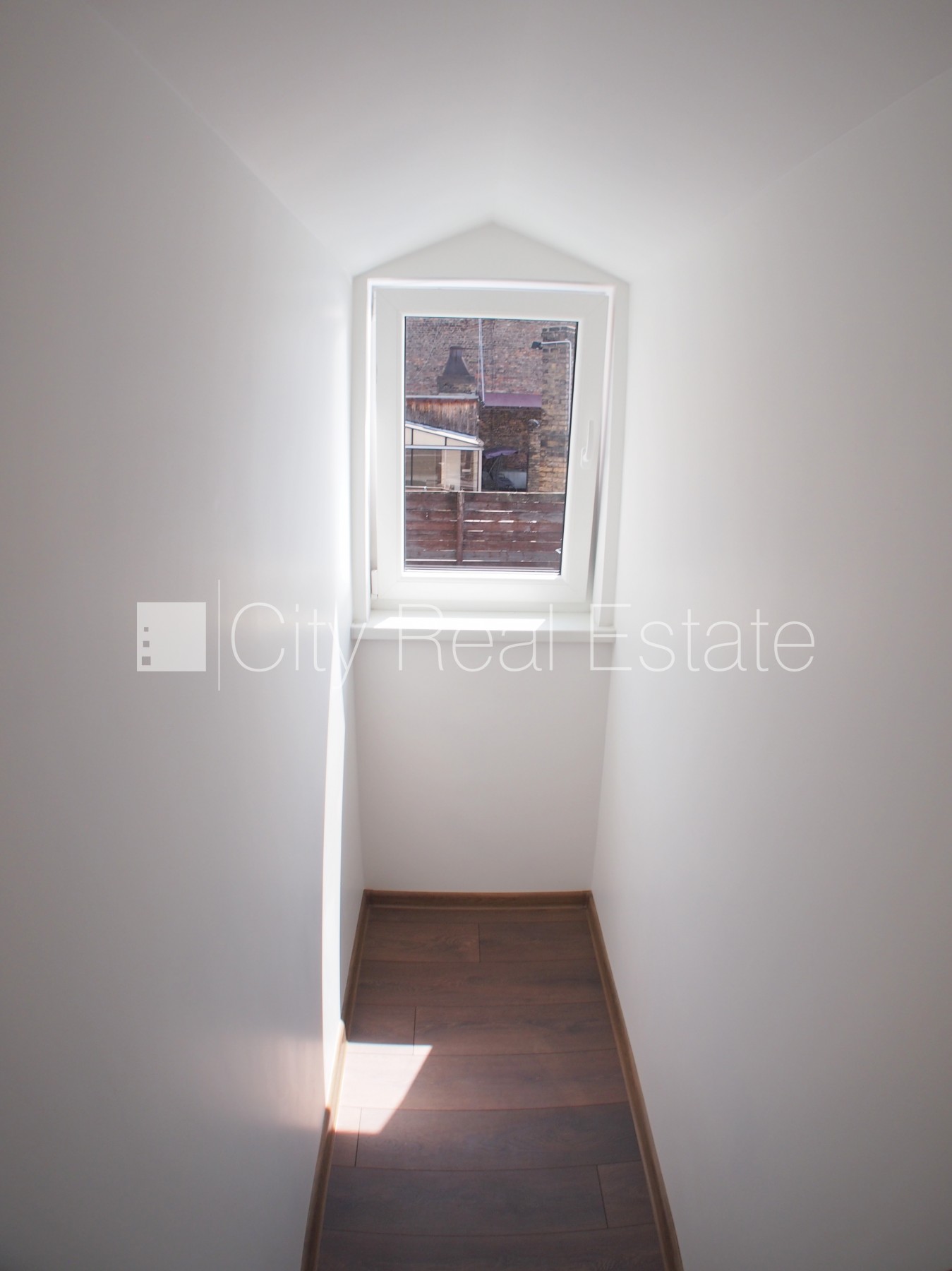 Sludinājumi. Fasādes māja, renovēta māja, ieeja no ielas, kāpņu telpa pēc kosmētiskā remonta, logi vērsti uz Cena: 500 EUR/mēn Foto #17