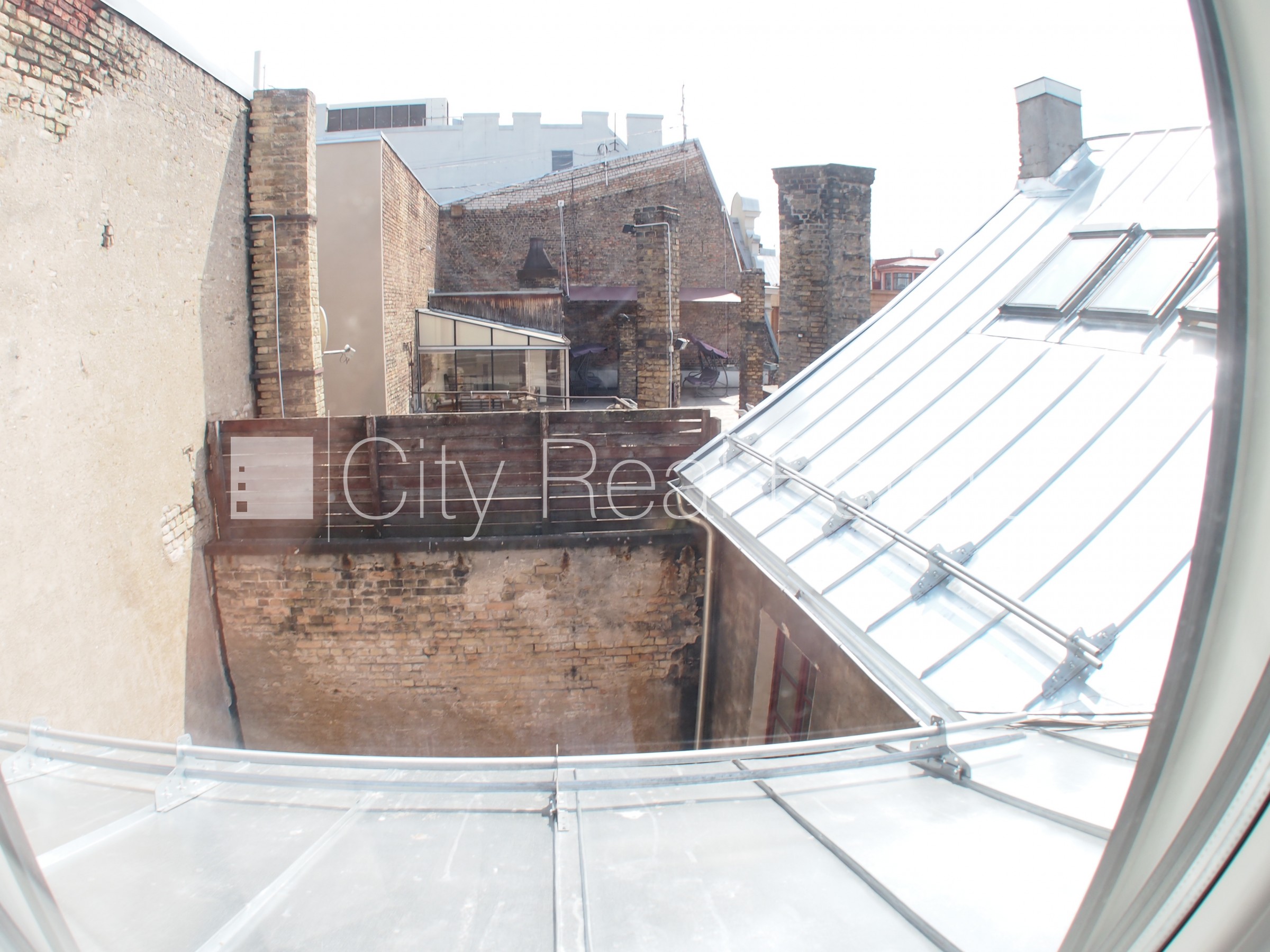 Sludinājumi. Fasādes māja, renovēta māja, ieeja no ielas, kāpņu telpa pēc kosmētiskā remonta, logi vērsti uz Cena: 500 EUR/mēn Foto #18