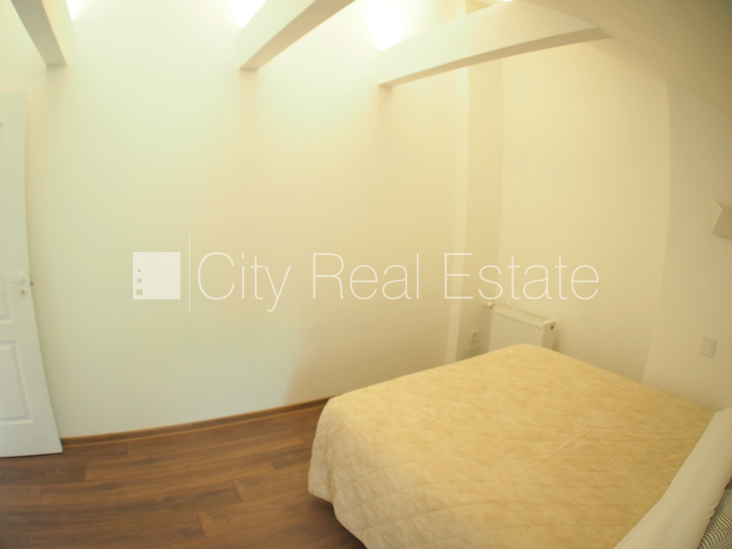 Sludinājumi. Fasādes māja, renovēta māja, ieeja no ielas, kāpņu telpa pēc kosmētiskā remonta, logi vērsti uz Cena: 500 EUR/mēn Foto #15