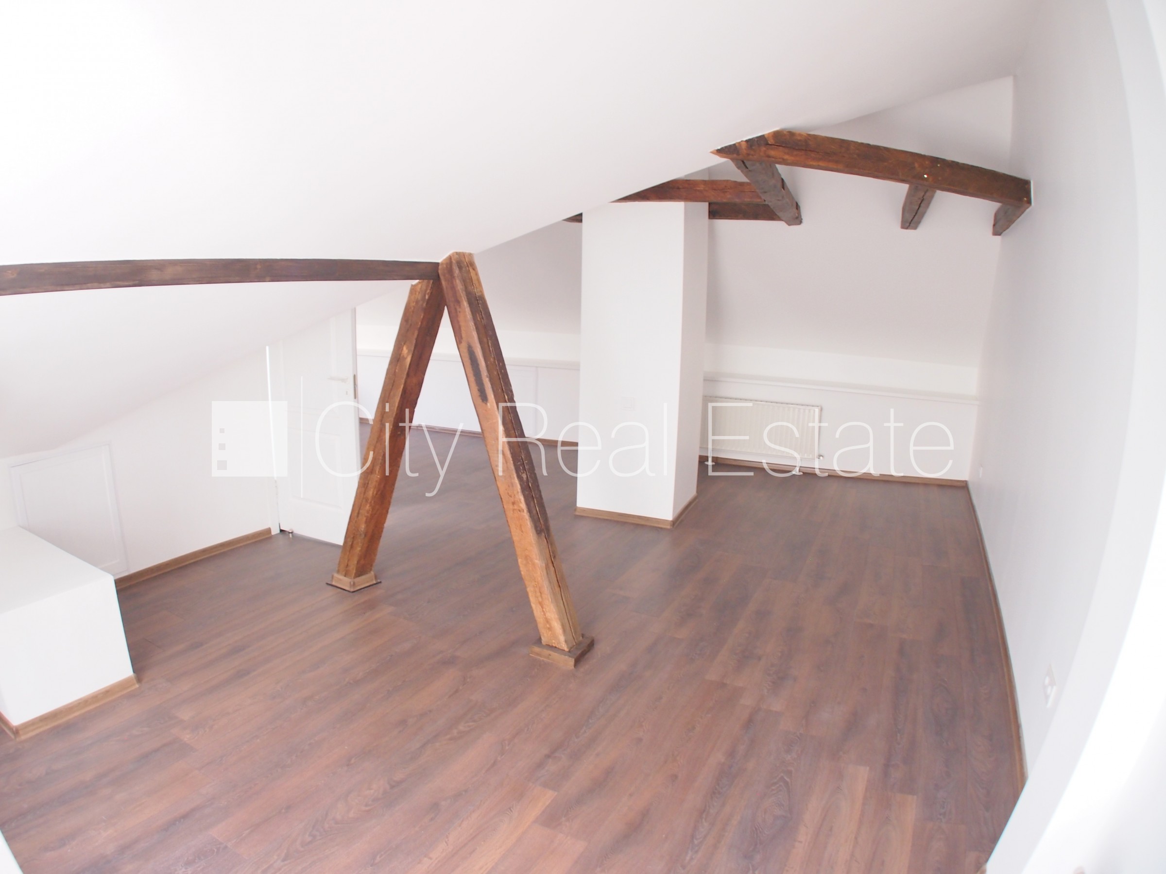 Sludinājumi. Fasādes māja, renovēta māja, ieeja no ielas, kāpņu telpa pēc kosmētiskā remonta, logi vērsti uz Cena: 500 EUR/mēn Foto #10