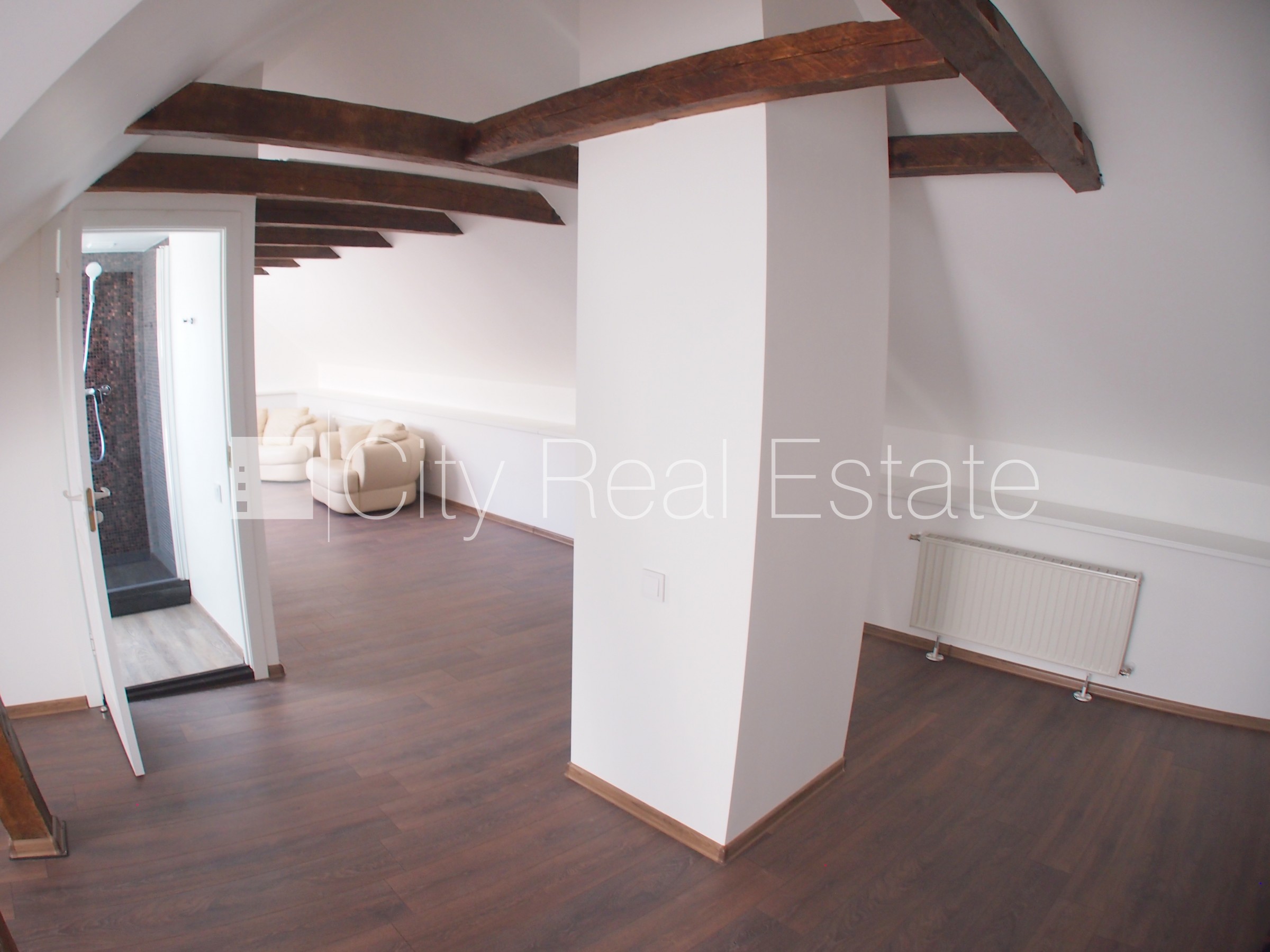 Sludinājumi. Fasādes māja, renovēta māja, ieeja no ielas, kāpņu telpa pēc kosmētiskā remonta, logi vērsti uz Cena: 500 EUR/mēn Foto #9