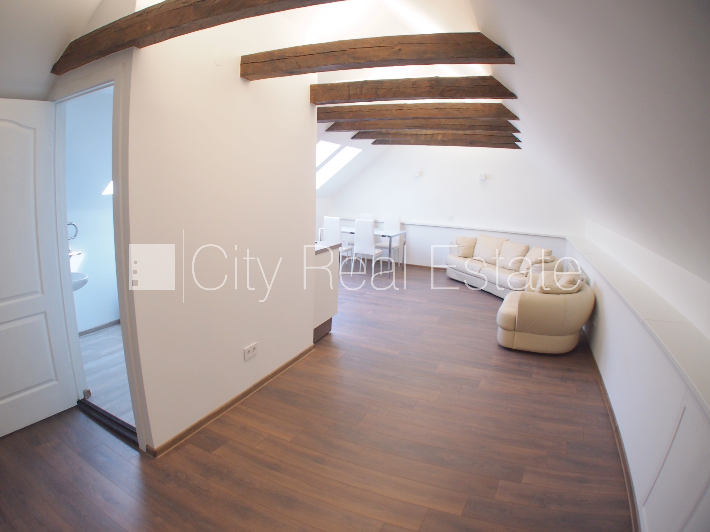 Sludinājumi. Fasādes māja, renovēta māja, ieeja no ielas, kāpņu telpa pēc kosmētiskā remonta, logi vērsti uz Cena: 500 EUR/mēn Foto #8