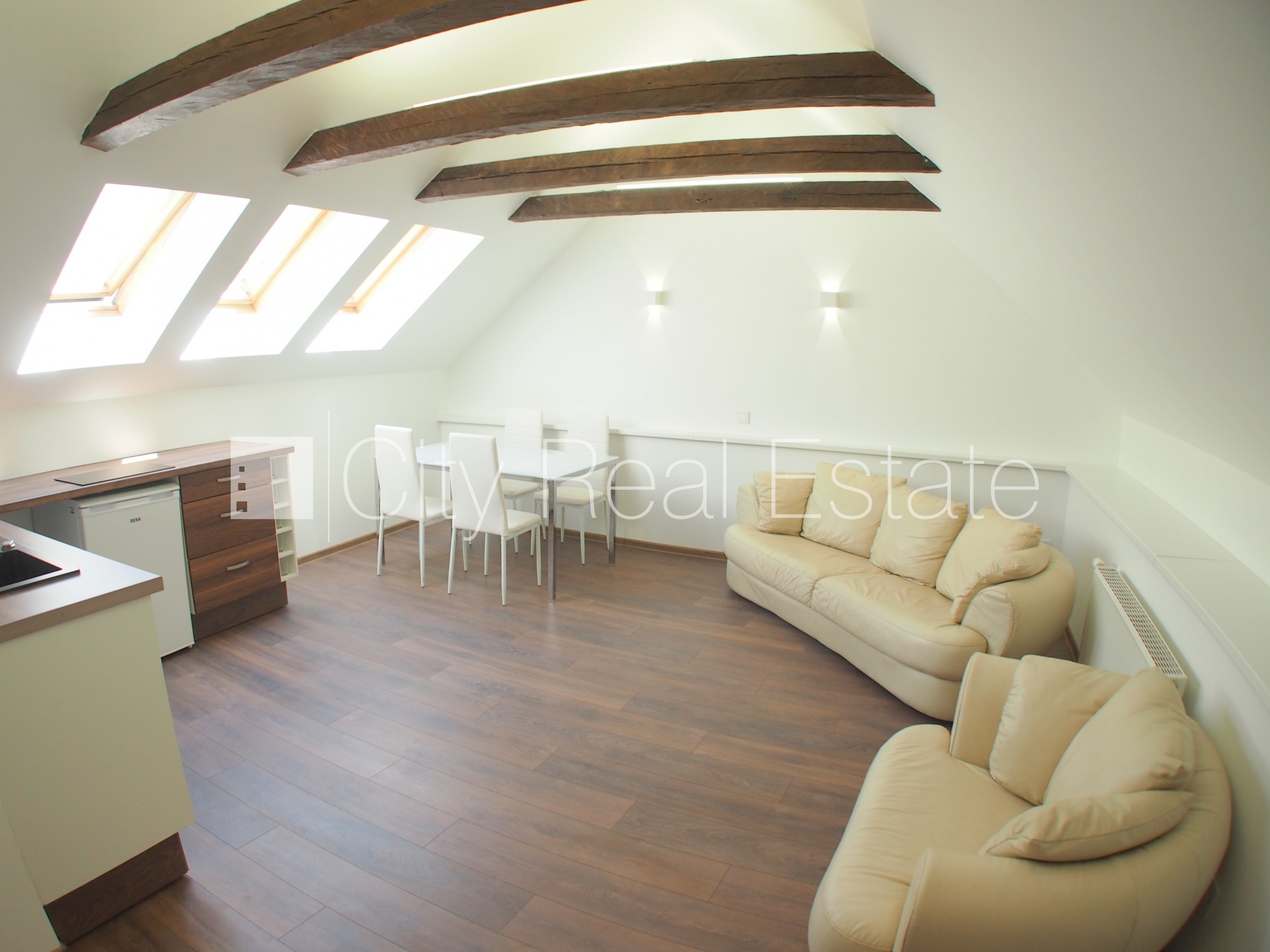 Sludinājumi. Fasādes māja, renovēta māja, ieeja no ielas, kāpņu telpa pēc kosmētiskā remonta, logi vērsti uz Cena: 500 EUR/mēn Foto #7