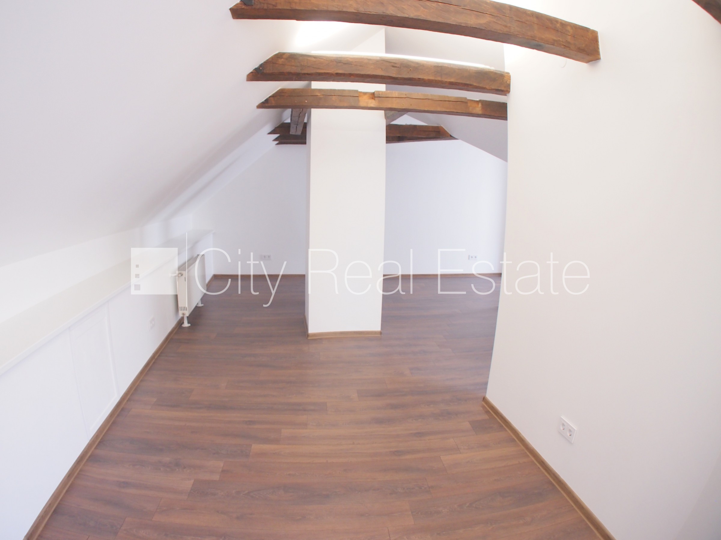 Sludinājumi. Fasādes māja, renovēta māja, ieeja no ielas, kāpņu telpa pēc kosmētiskā remonta, logi vērsti uz Cena: 500 EUR/mēn Foto #11